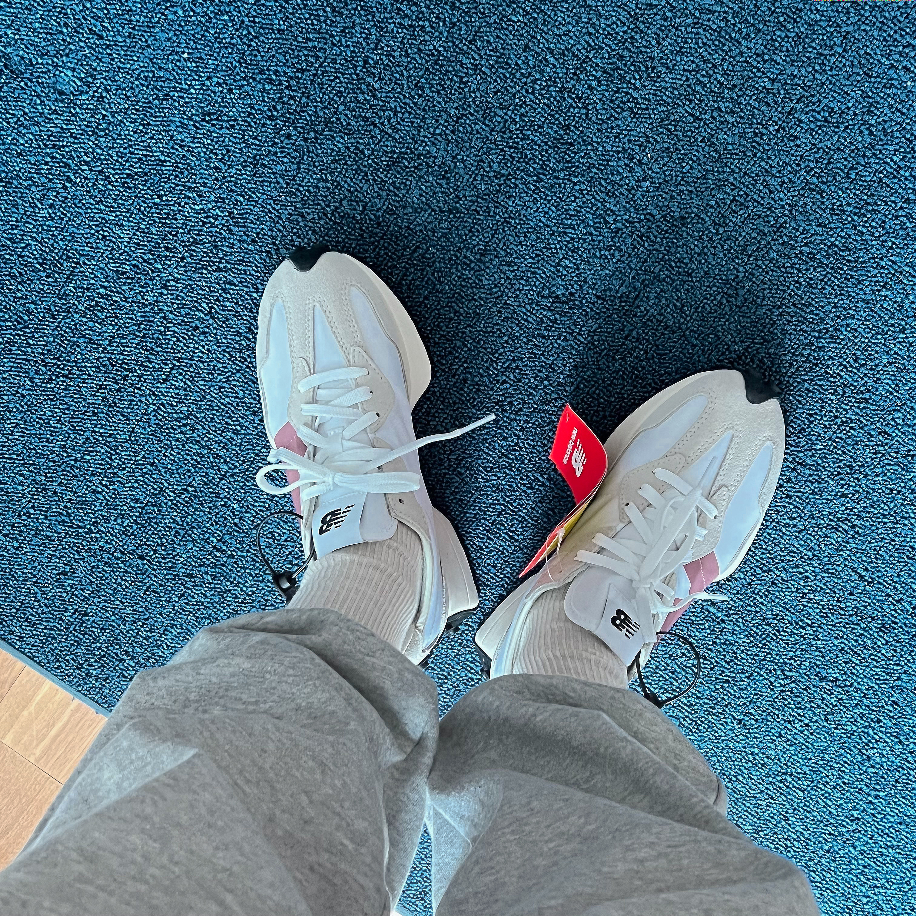 (W) New Balance 327 Gray Rose 착용 스타일 - 4