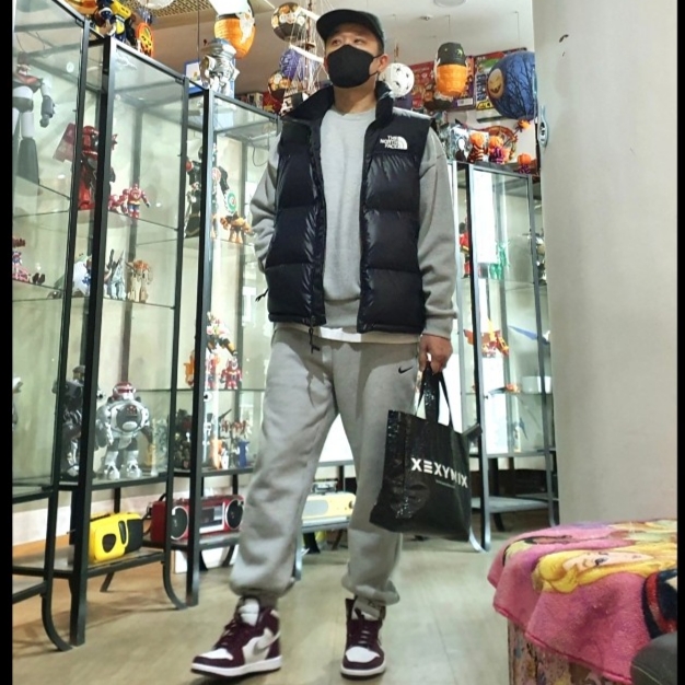 Jordan 1 Retro High OG Bordeaux, The North Face Nuptse On Ball Vest Black 착용 스타일 - 2