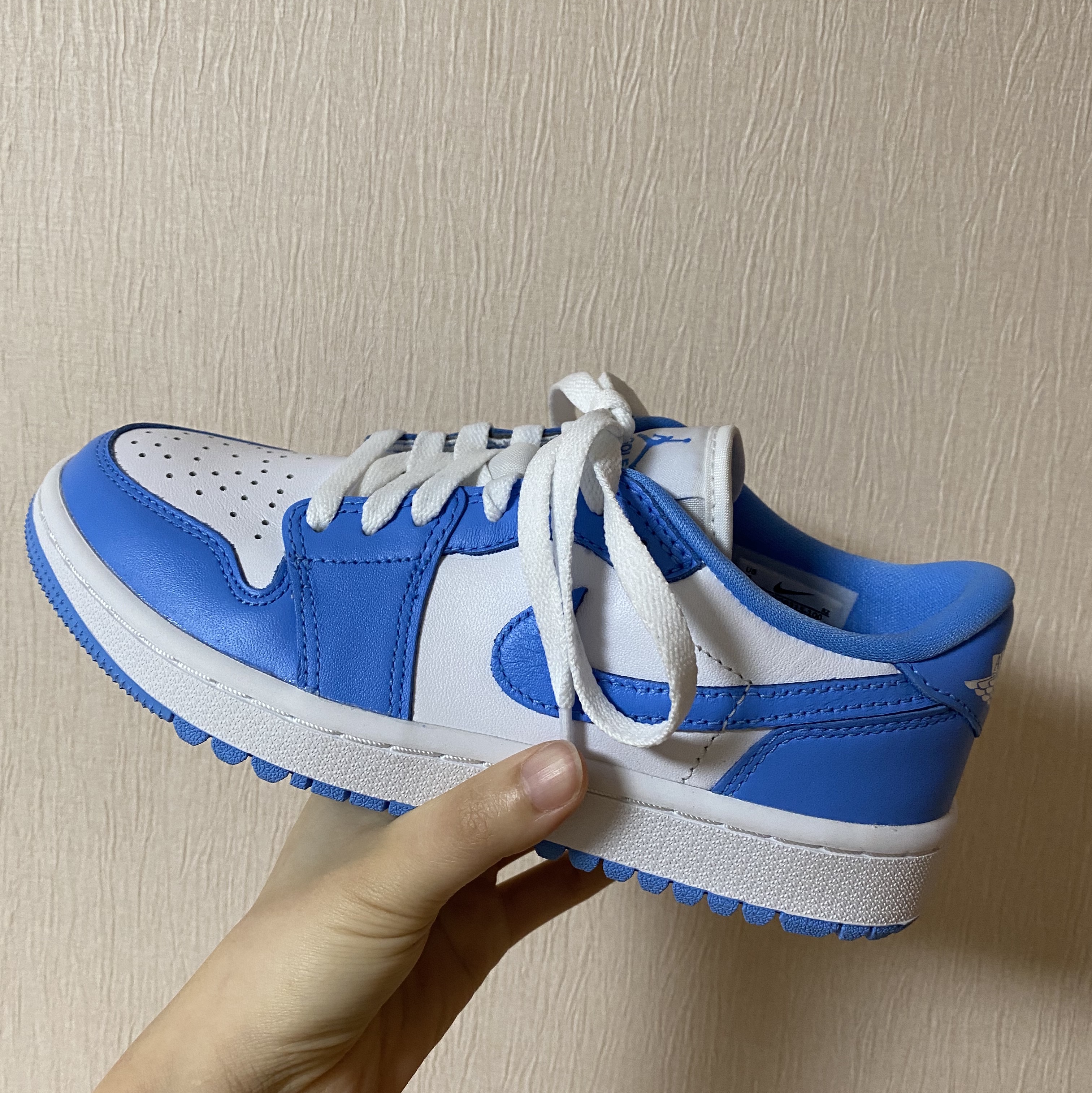 Jordan 1 Low Golf White and University Blue 착용 스타일 - 2