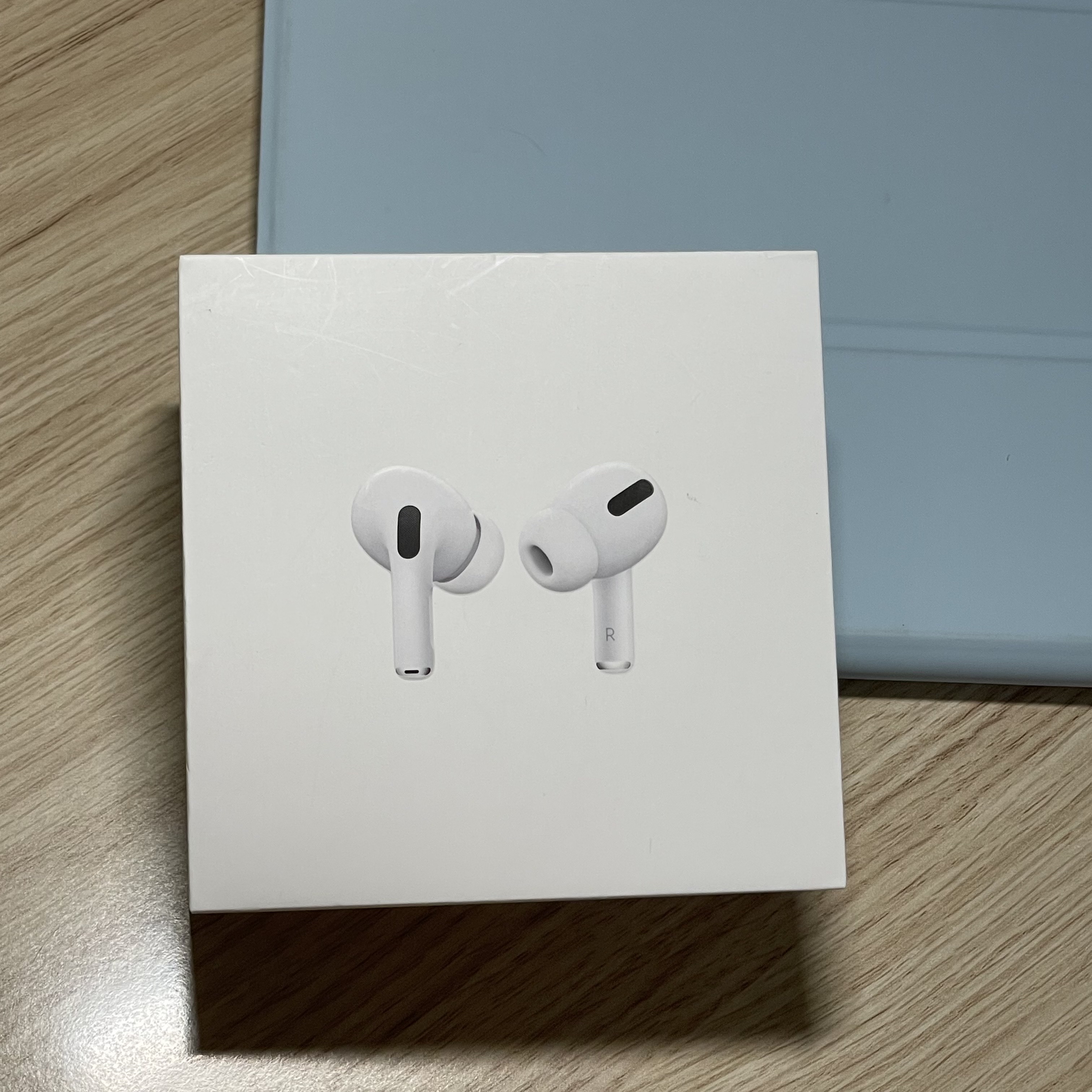 Apple AirPods Pro with MagSafe Charging Case (Korean Ver.), Apple iPad Air 4th Gen Wifi 64GB Sky Blue (Korean Ver.) 착용 스타일