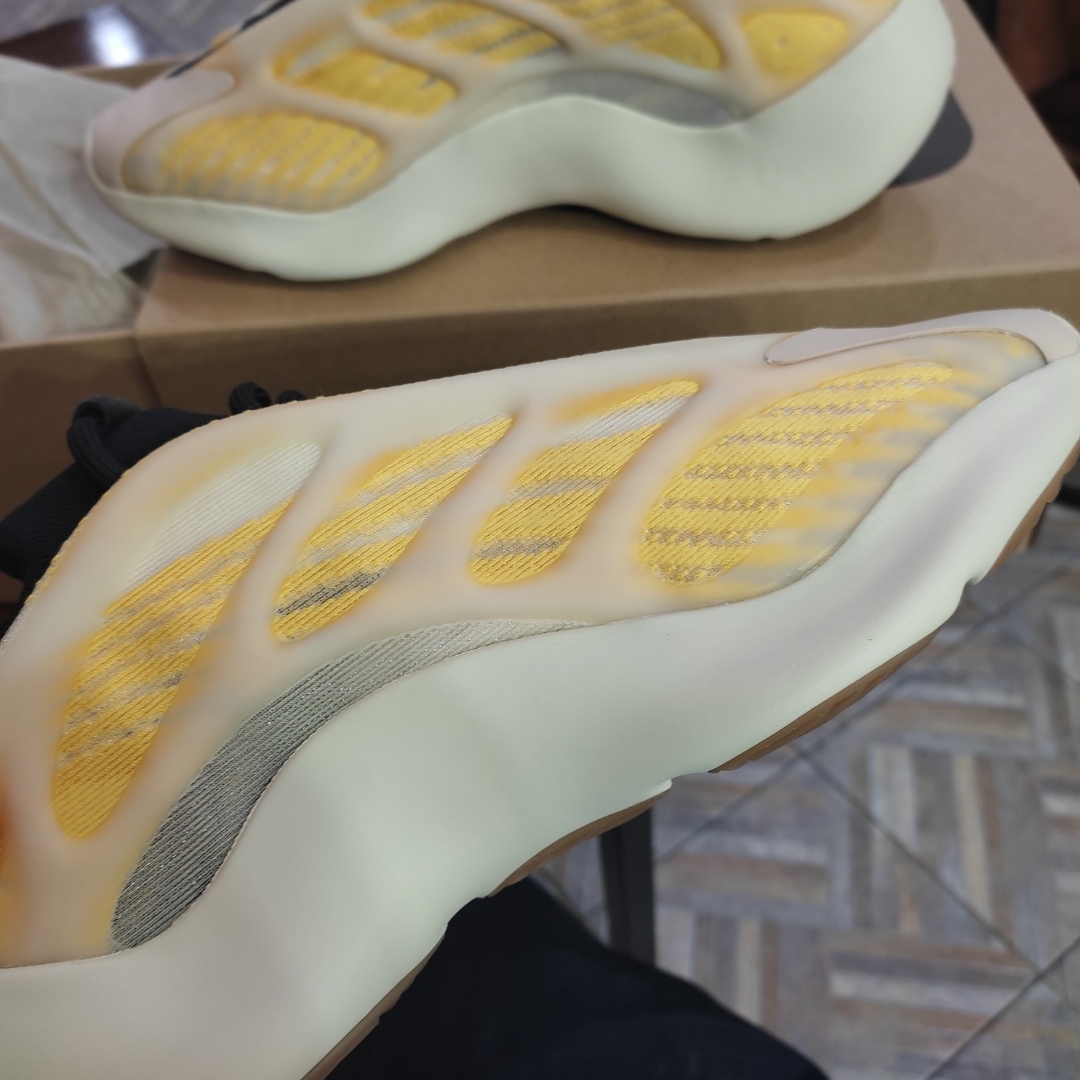 Adidas Yeezy 700 V3 Mono Safflower 착용 스타일