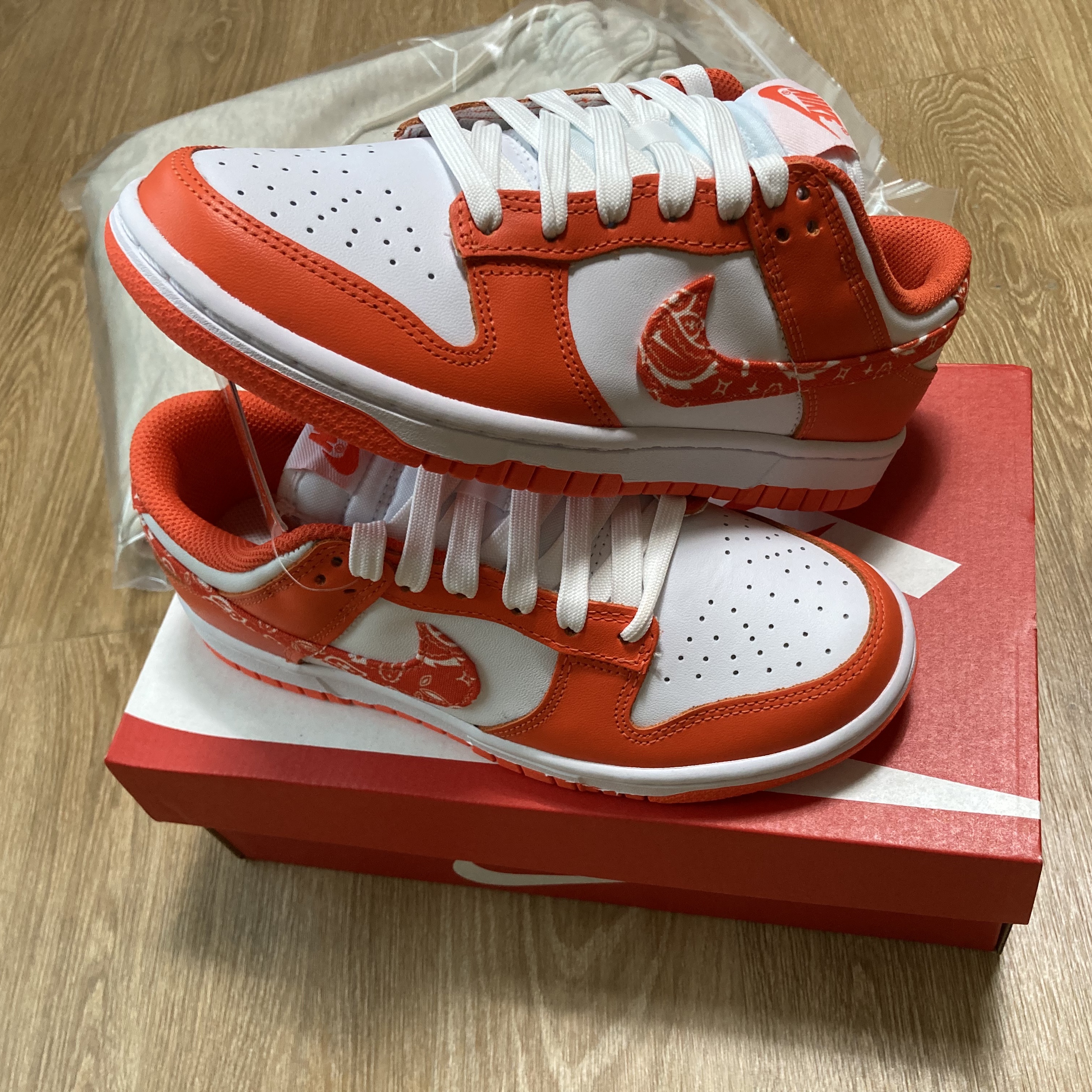 (W) Nike Dunk Low Essential Orange Paisley 착용 스타일 - 1