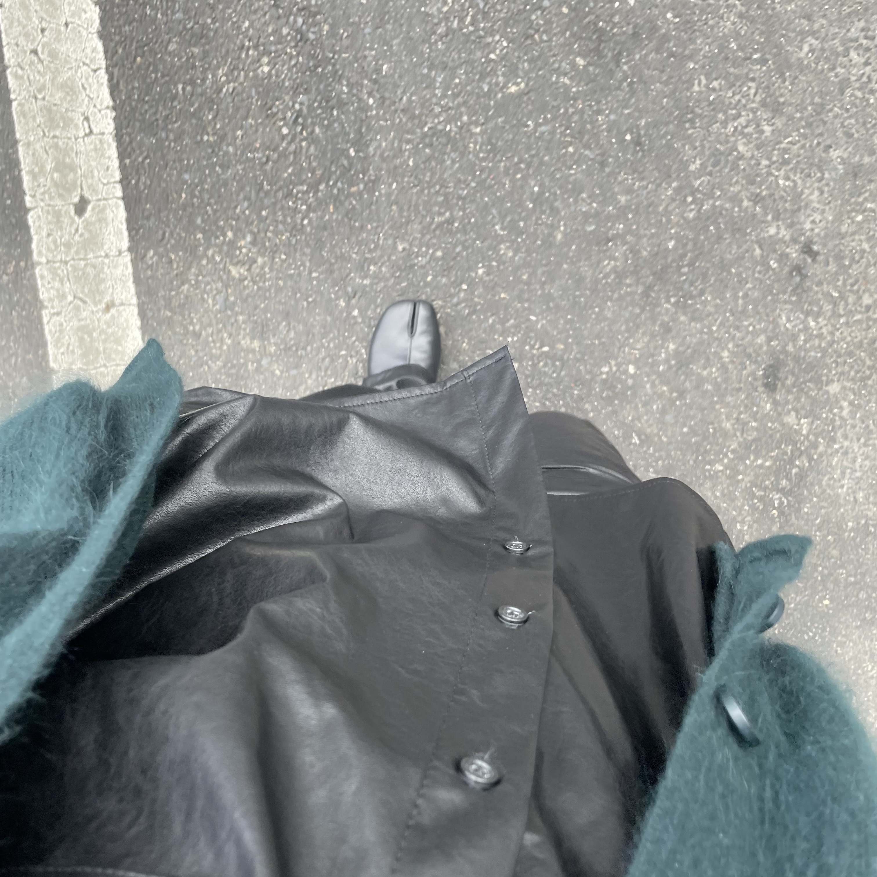 Maison Margiela Slip-On Tabi Shoes Calfskin Black 착용 스타일 - 1