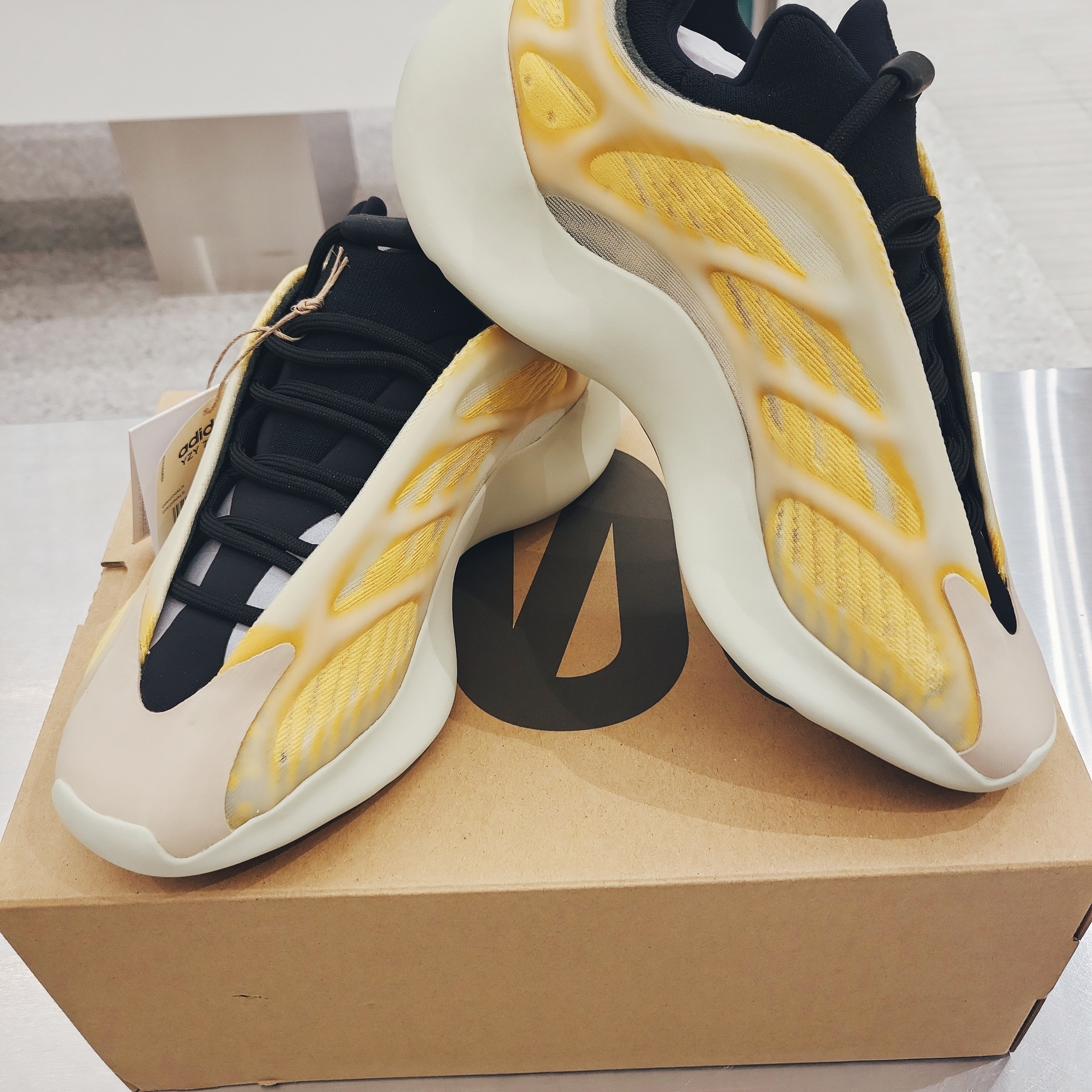 Adidas Yeezy 700 V3 Mono Safflower 착용 스타일