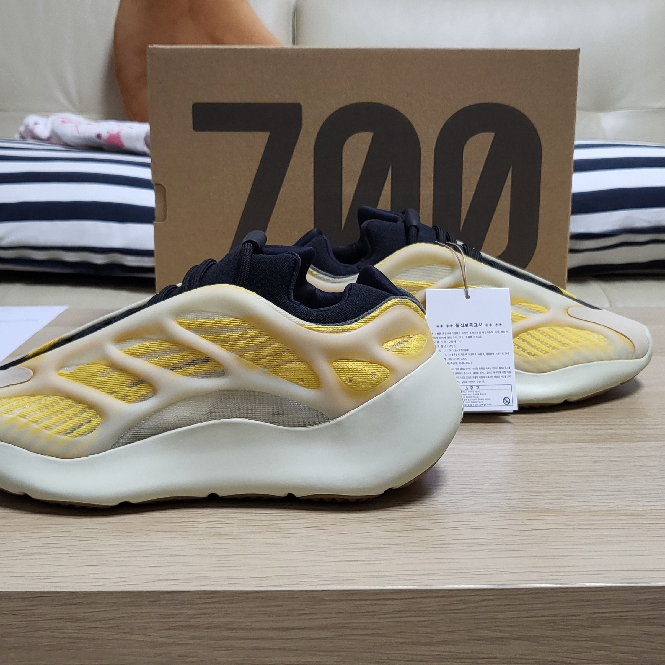 Adidas Yeezy 700 V3 Mono Safflower 착용 스타일 - 4