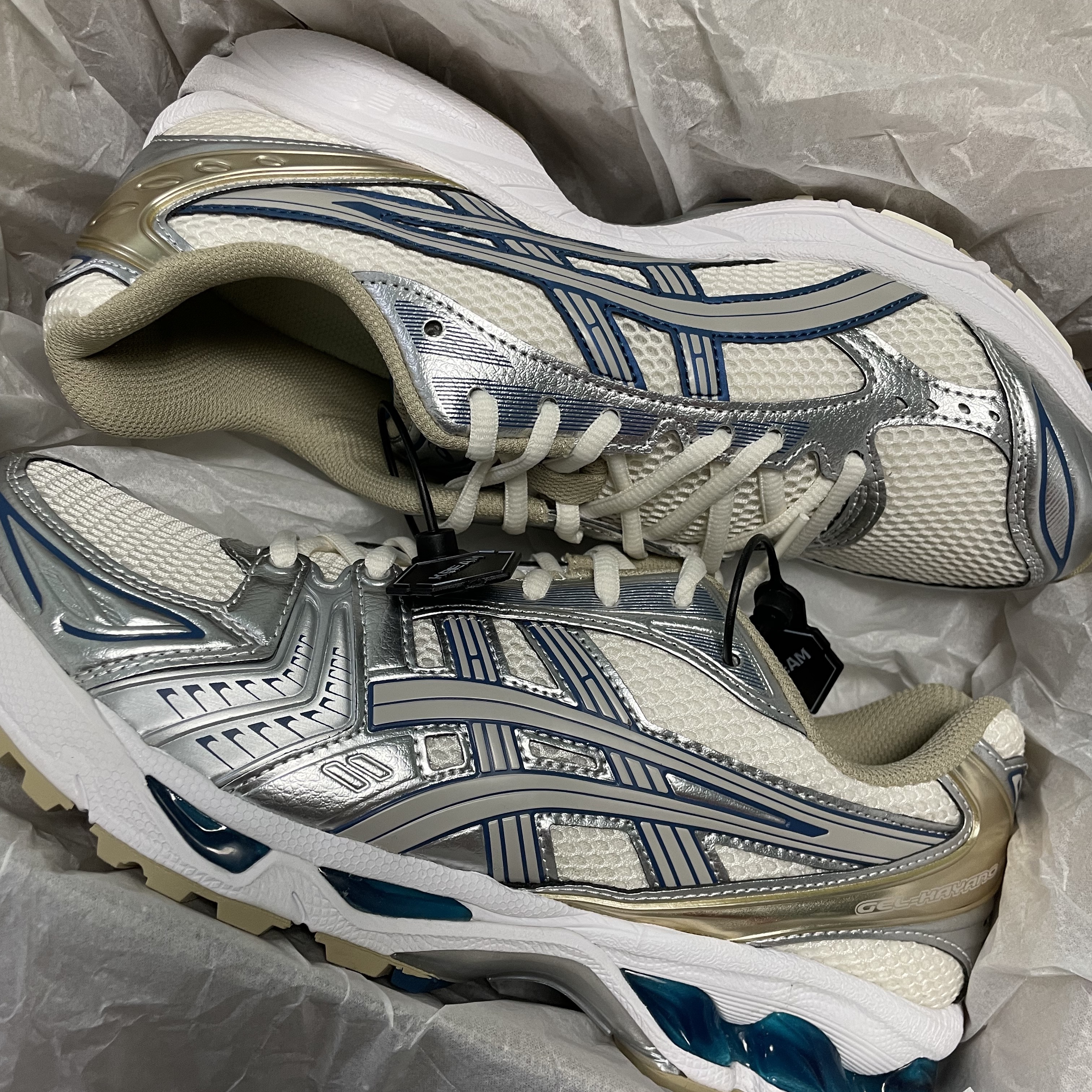 Asics Gel-Kayano 14 Cream Pure Silver 착용 스타일 - 2