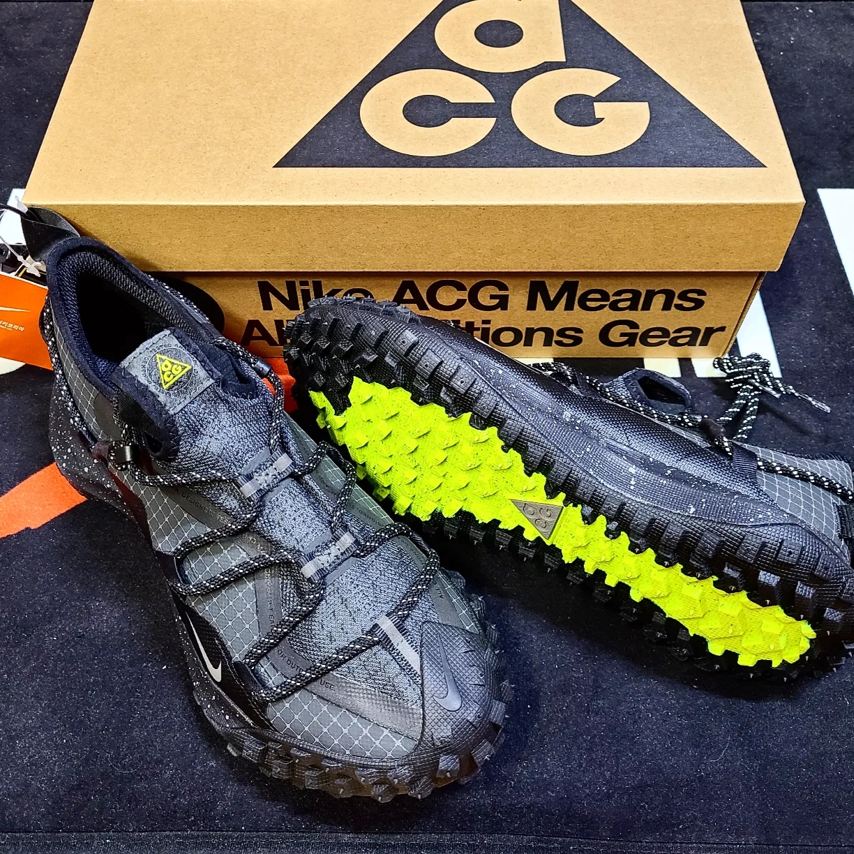 Nike ACG Mountain Fly Low Gore-Tex SE Dark Smoke Grey 착용 스타일 - 1