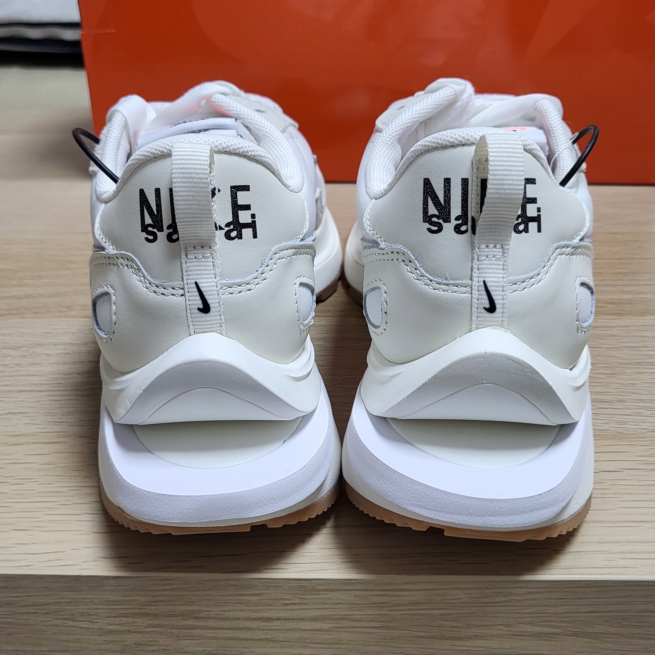 Nike x Sacai VaporWaffle White and Gum 착용 스타일 - 3