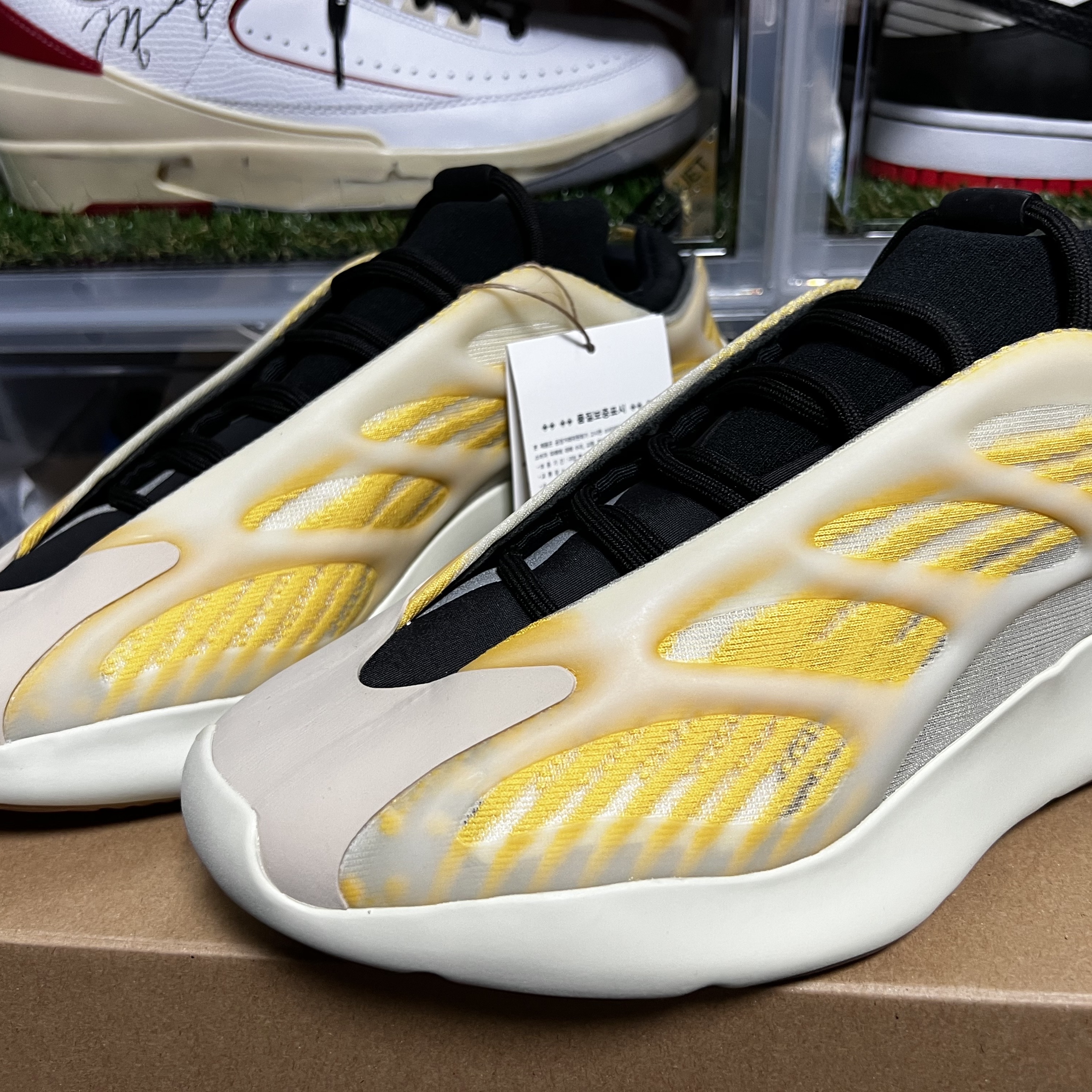 Adidas Yeezy 700 V3 Mono Safflower 착용 스타일 - 3