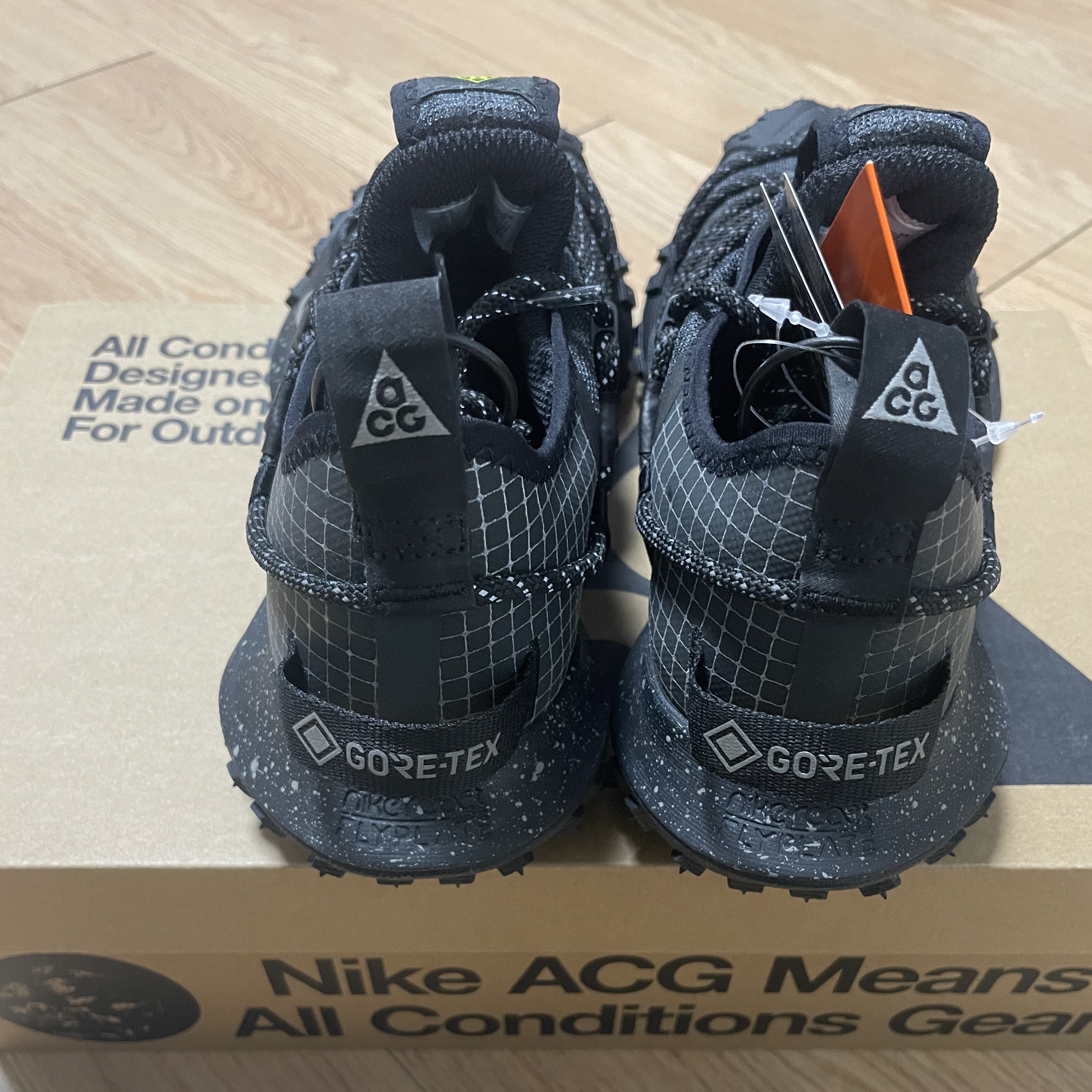 Nike ACG Mountain Fly Low Gore-Tex SE Dark Smoke Grey 착용 스타일 - 2