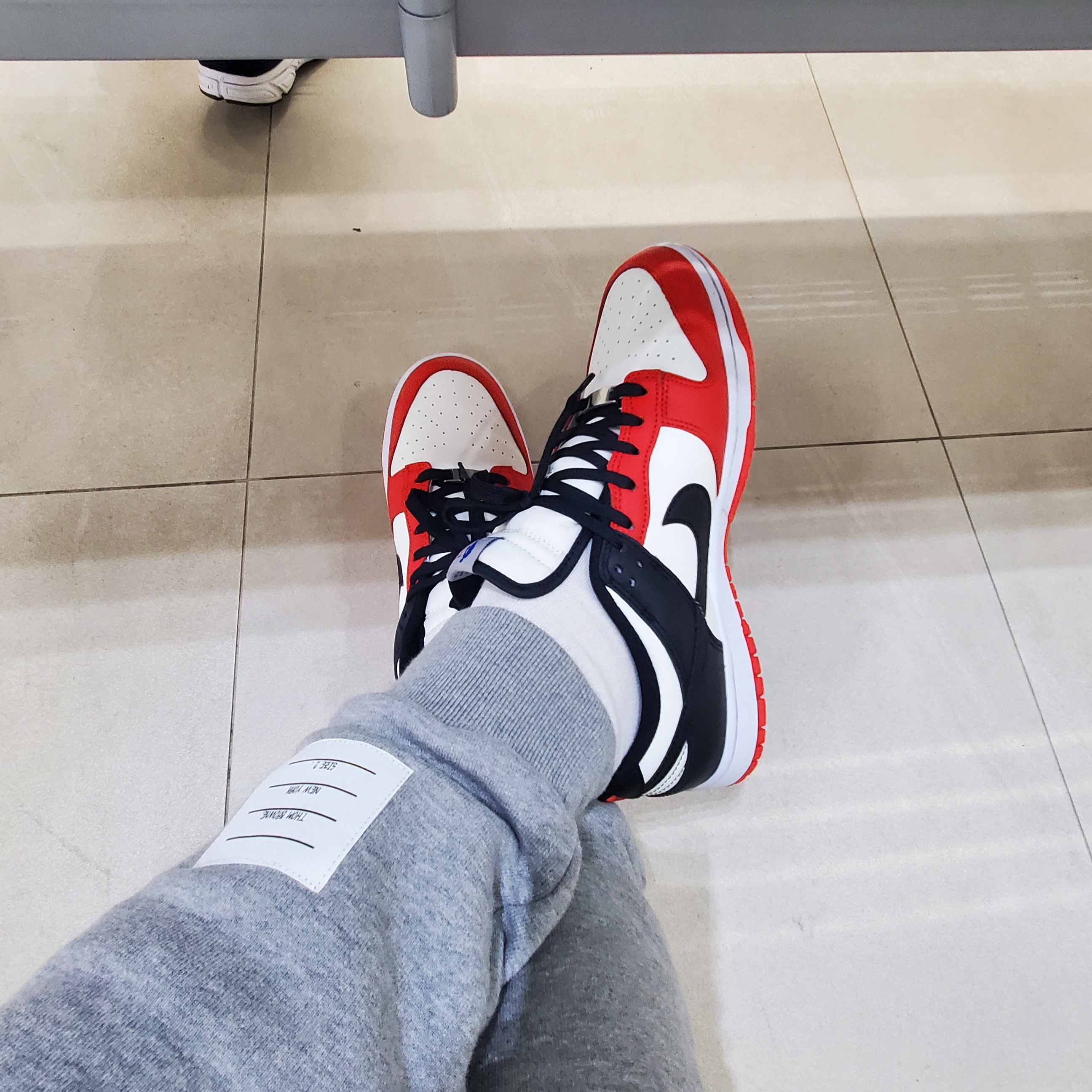 Nike x NBA Dunk Low Retro EMB Black and Chile Red 착용 스타일