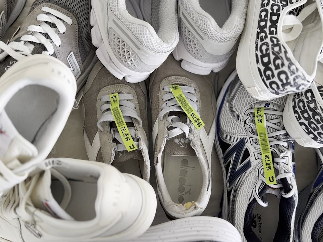 Vans Vault x CDG OG Authentic LX White Black 2018, New Balance 860v2 Metallic Silver 착용 스타일