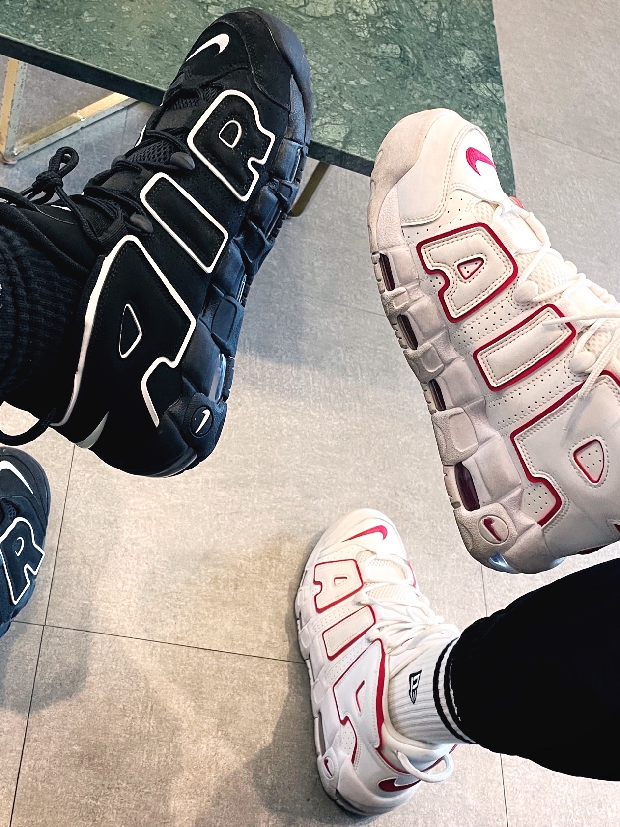 Nike Air More Uptempo Black White 2020, Nike Air More Uptempo White Varsity Red 2021 착용 스타일