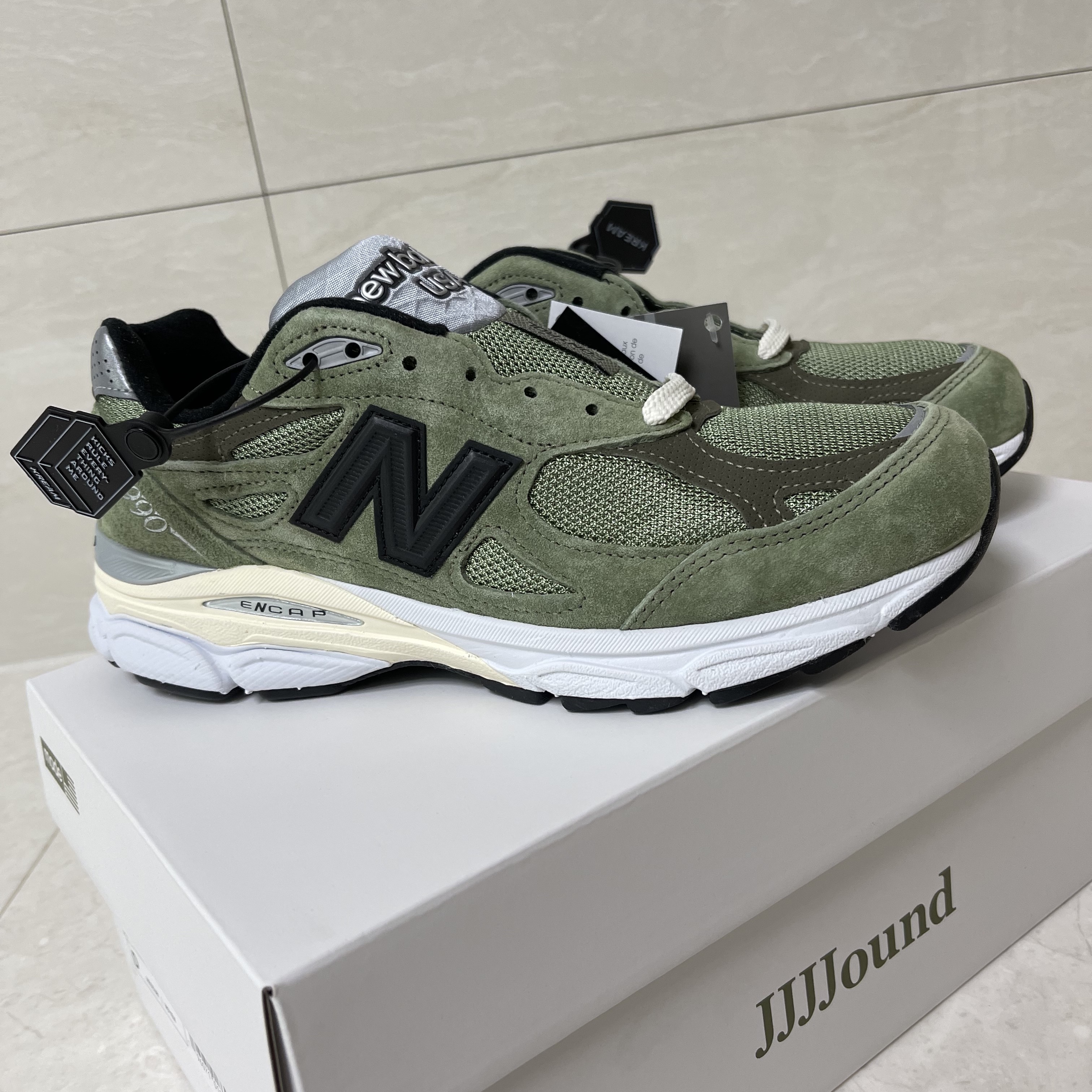 New Balance x JJJJound 990v3 Olive 착용 스타일 - 1