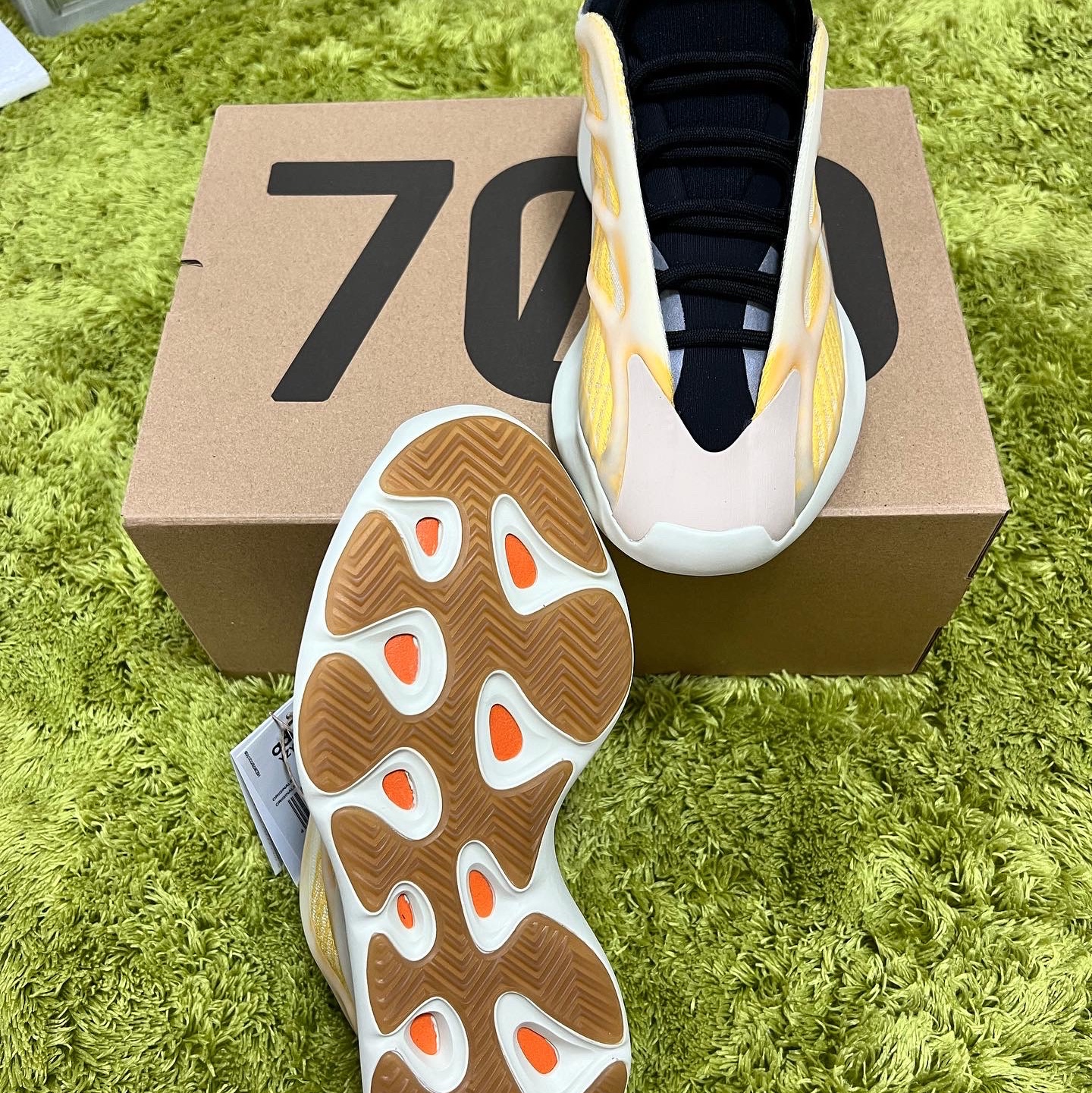 Adidas Yeezy 700 V3 Mono Safflower, Nike x Union Dunk Low Passport Pack Pistachio 착용 스타일 - 2