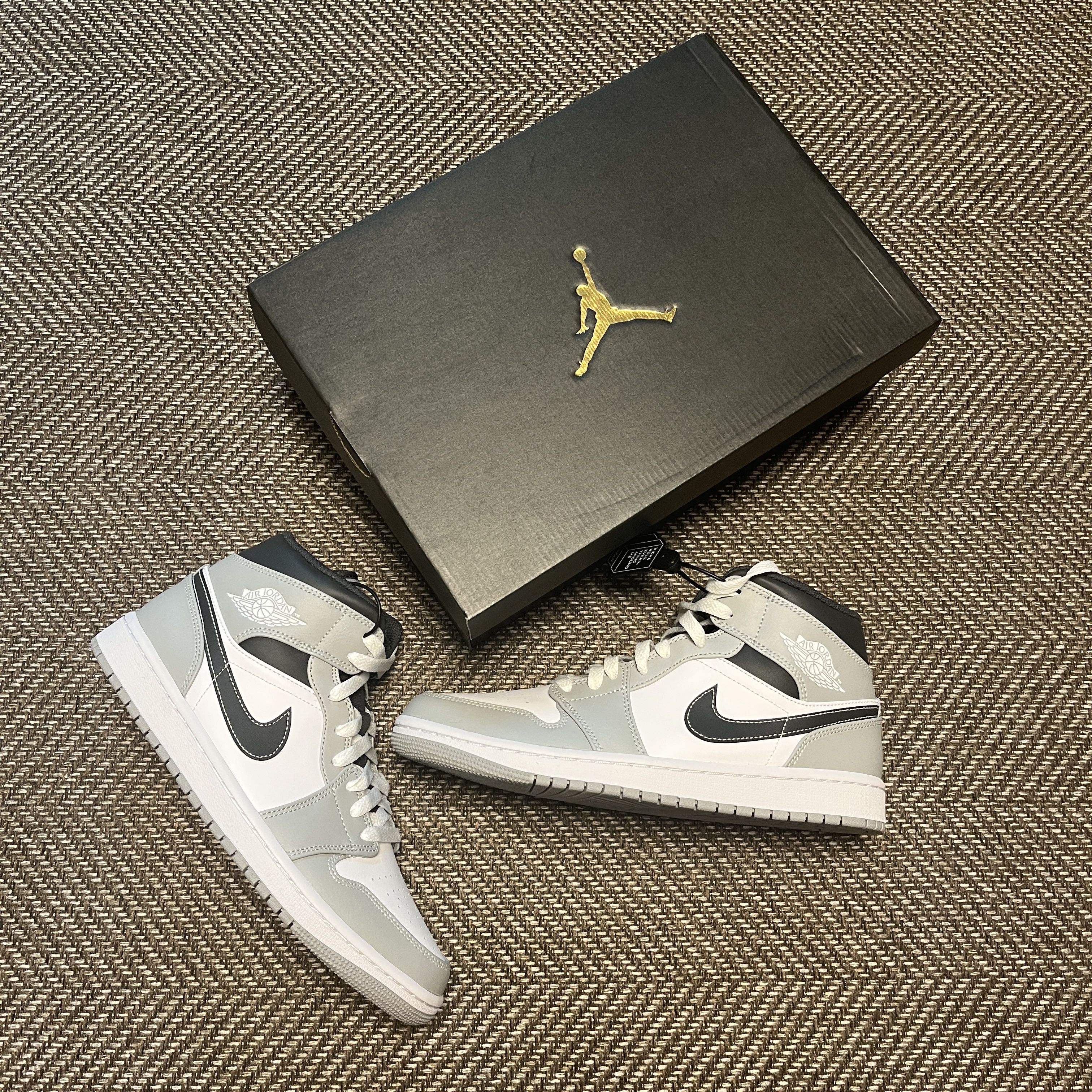 Jordan 1 Mid Light Smoke Grey Anthracite 착용 스타일 - 1