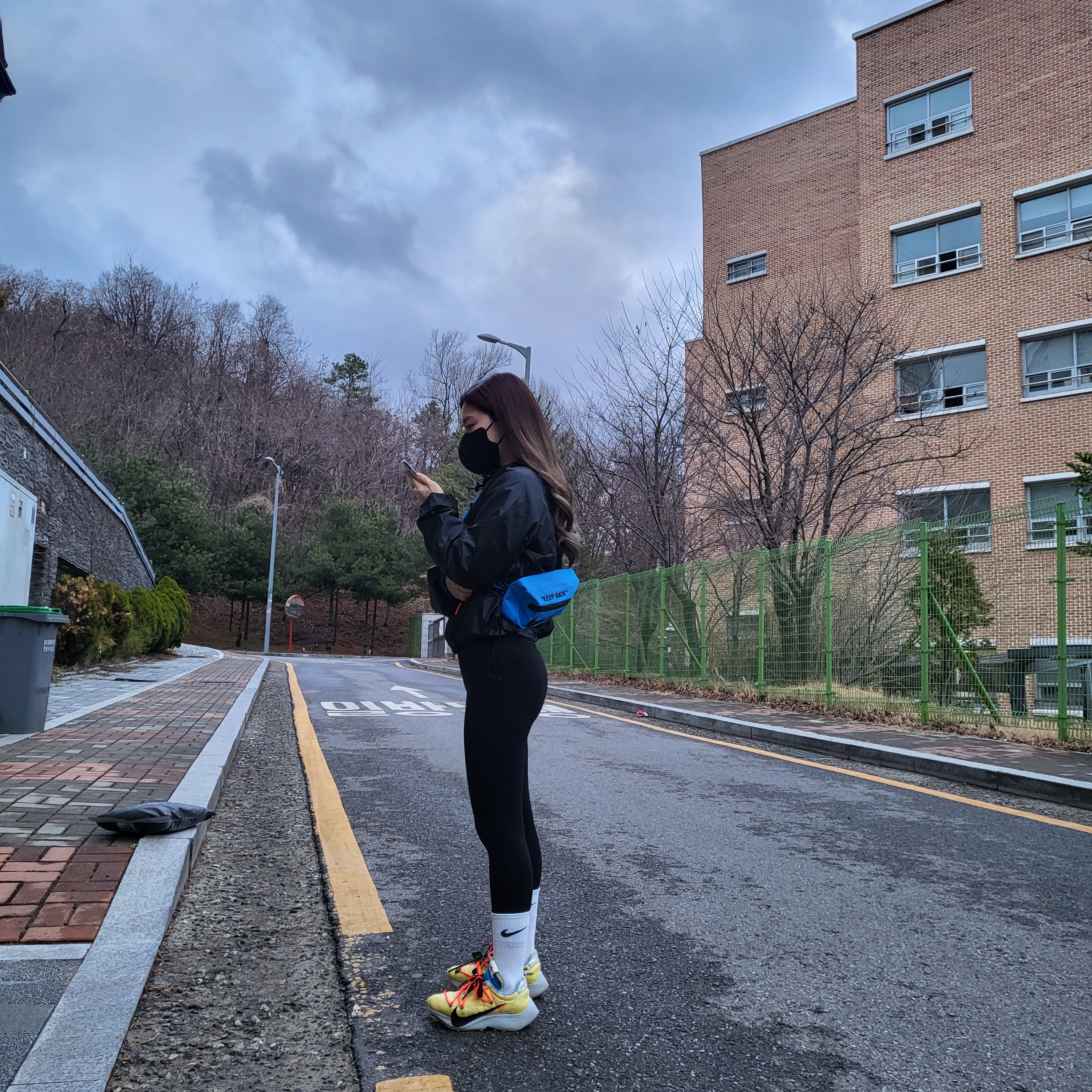 (W) Nike x Off-White Vapor Street Tour Yellow, (W) Nike x Off-White NRG #1 Jacket Black 착용 스타일 - 2