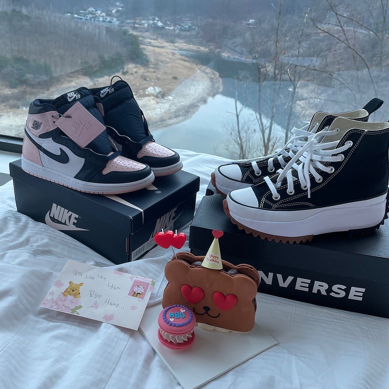 (W) Jordan 1 Retro High OG Atmosphere, Converse Run Star Hike Hi Black White Gum 착용 스타일 - 2