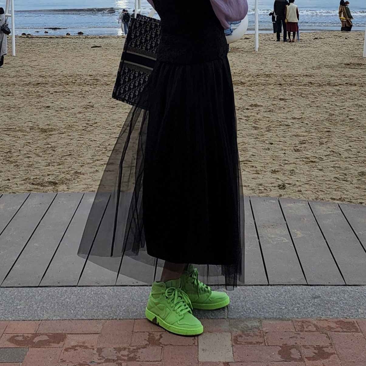 (W) Jordan 1 x Billie Eilish KO SP Lime Green, Dior Large Book Tote Blue Dior Oblique Embroidery 착용 스타일 - 4