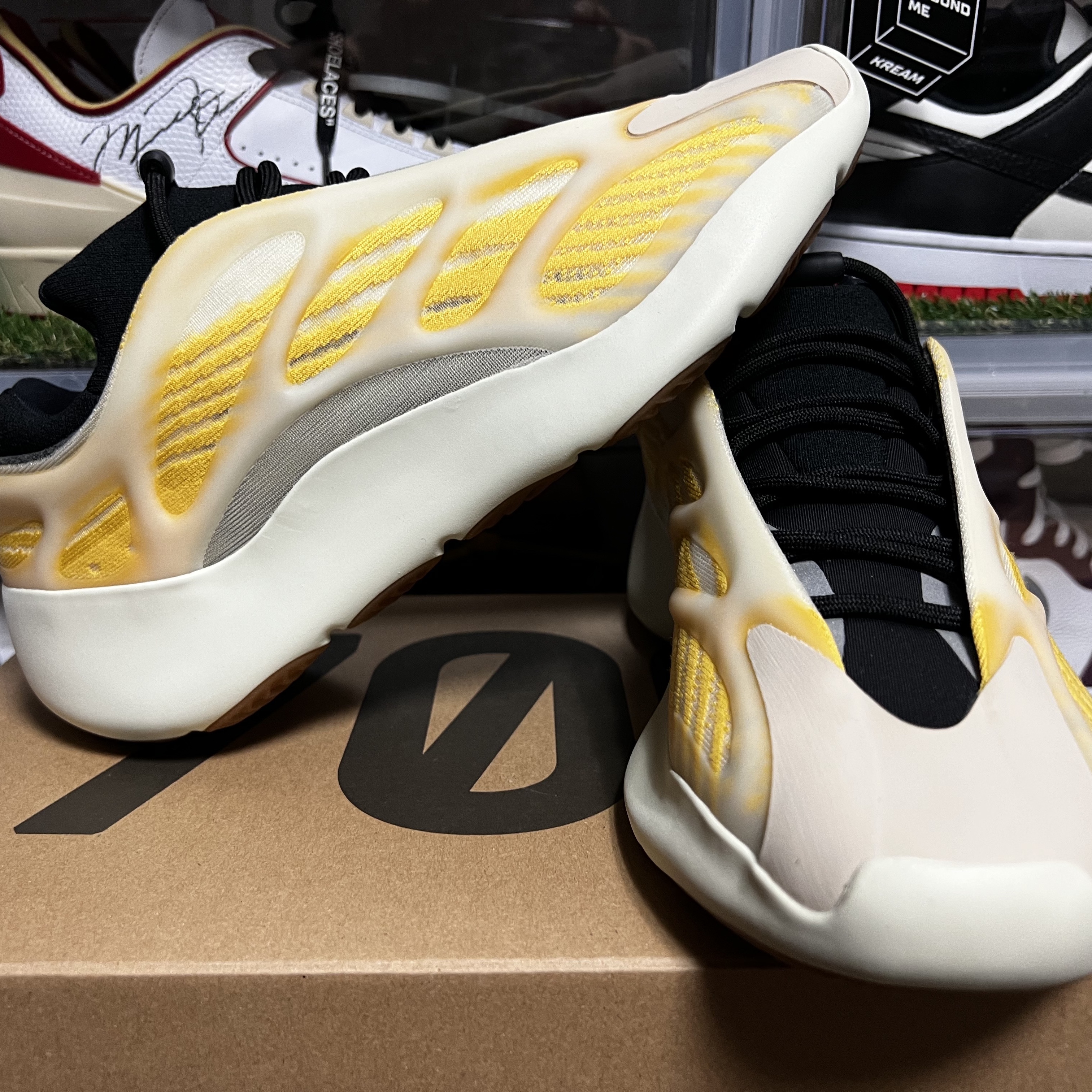 Adidas Yeezy 700 V3 Mono Safflower 착용 스타일 - 1