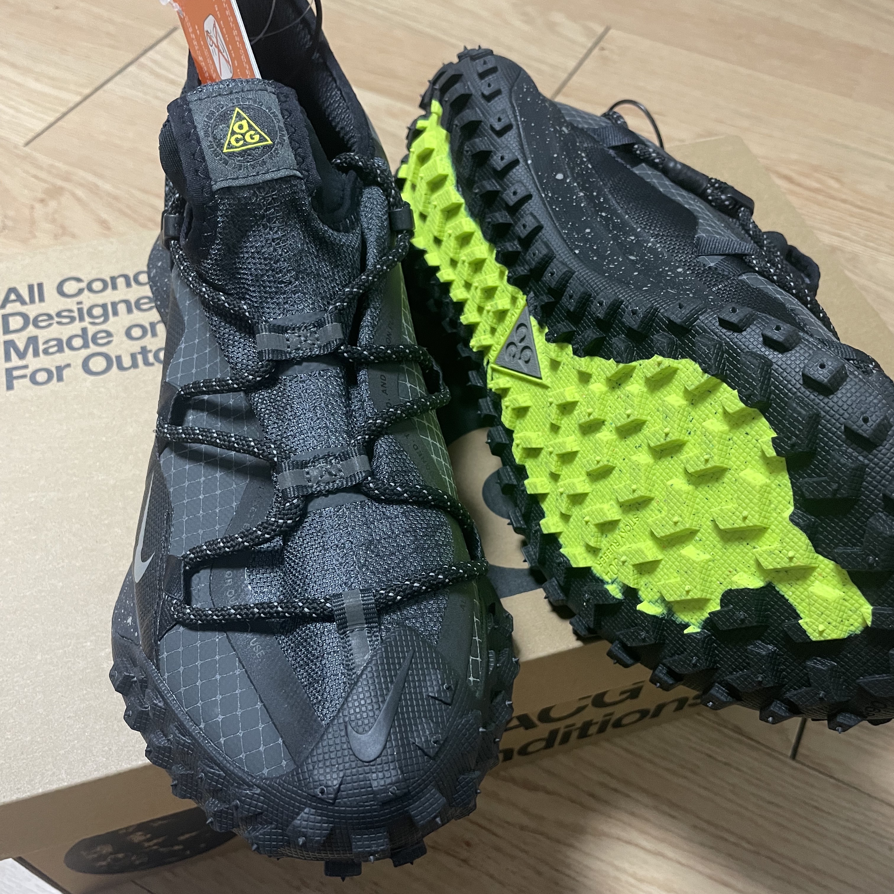 Nike ACG Mountain Fly Low Gore-Tex SE Dark Smoke Grey 착용 스타일 - 3
