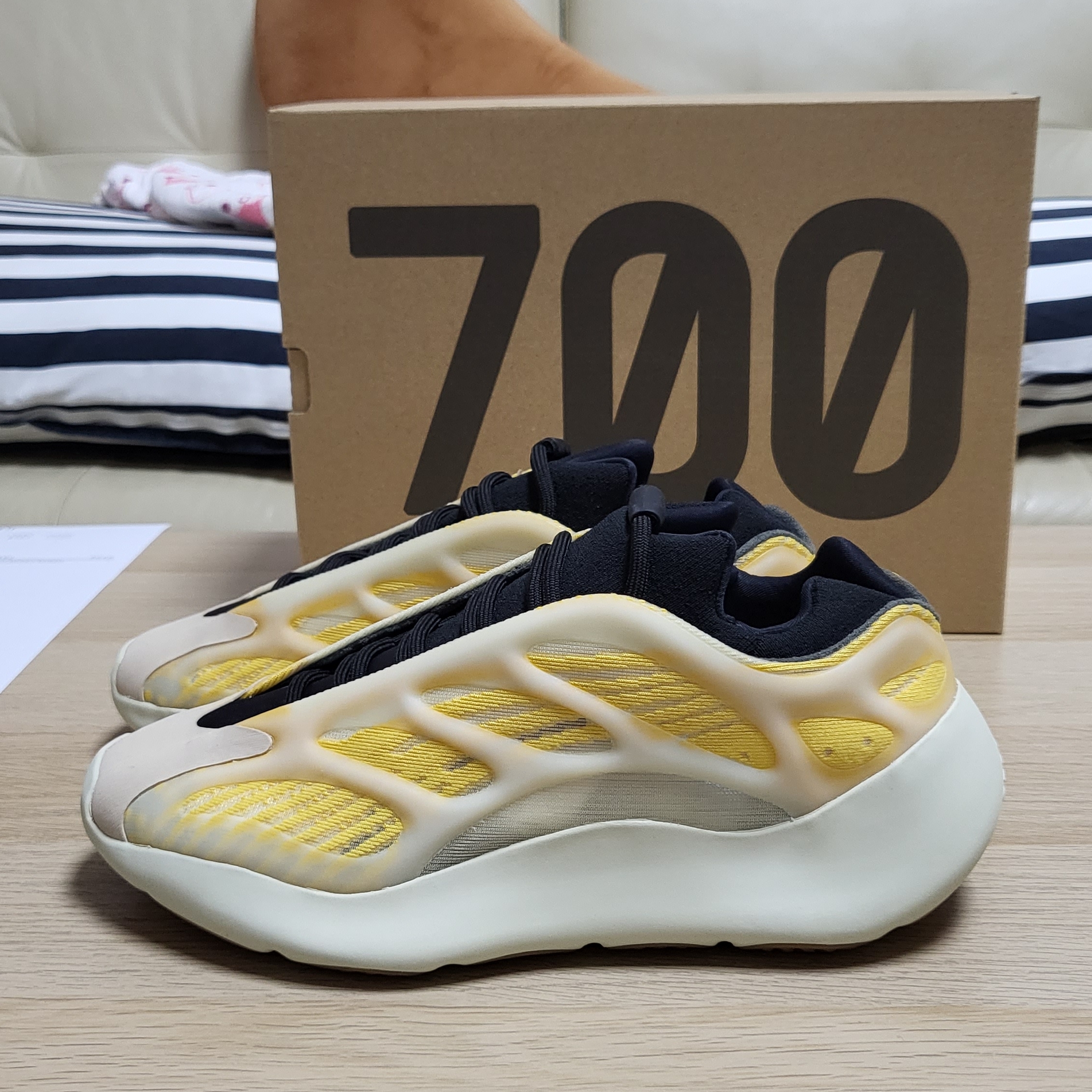 Adidas Yeezy 700 V3 Mono Safflower 착용 스타일 - 2