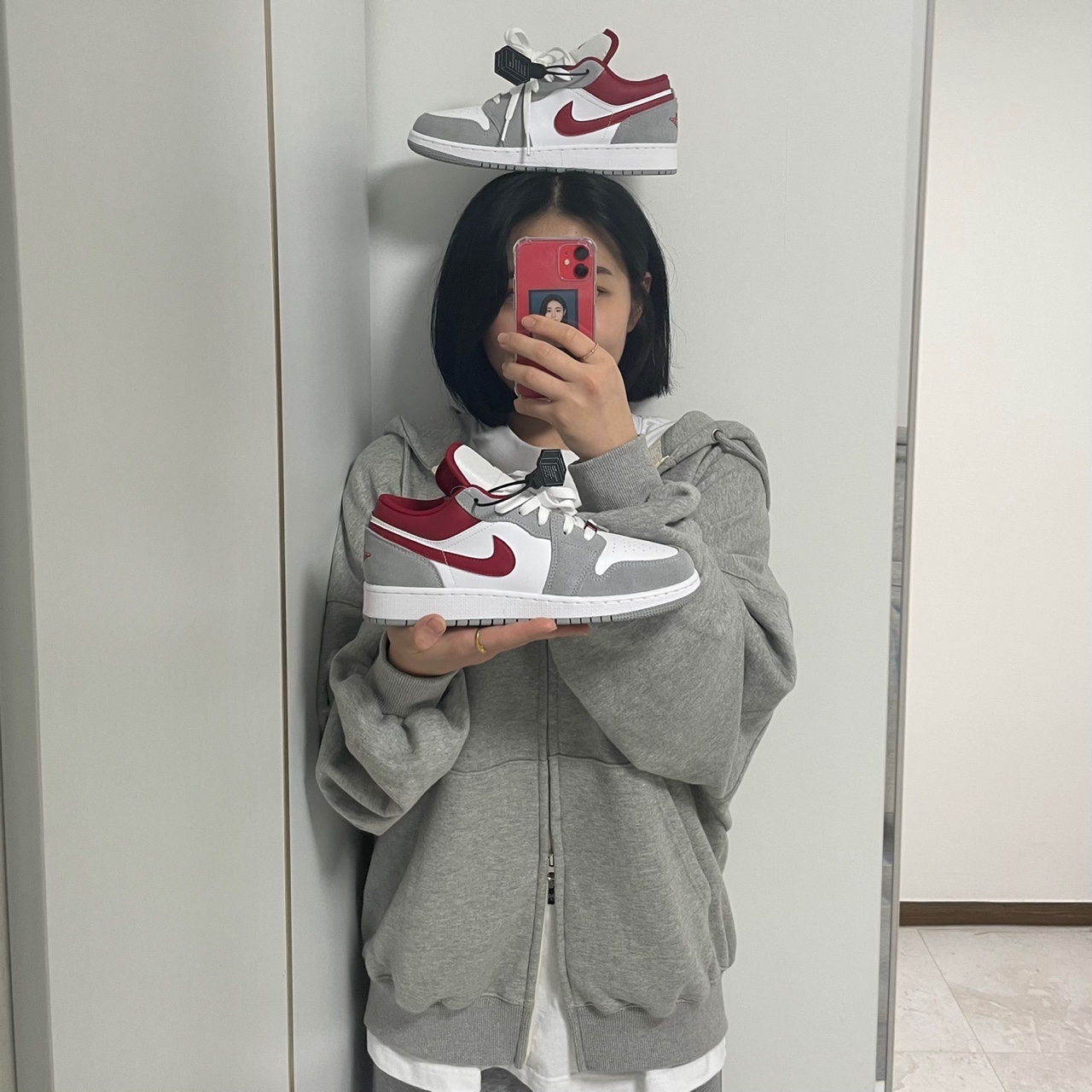 (GS) Jordan 1 Low SE Light Smoke Grey Gym Red 착용 스타일