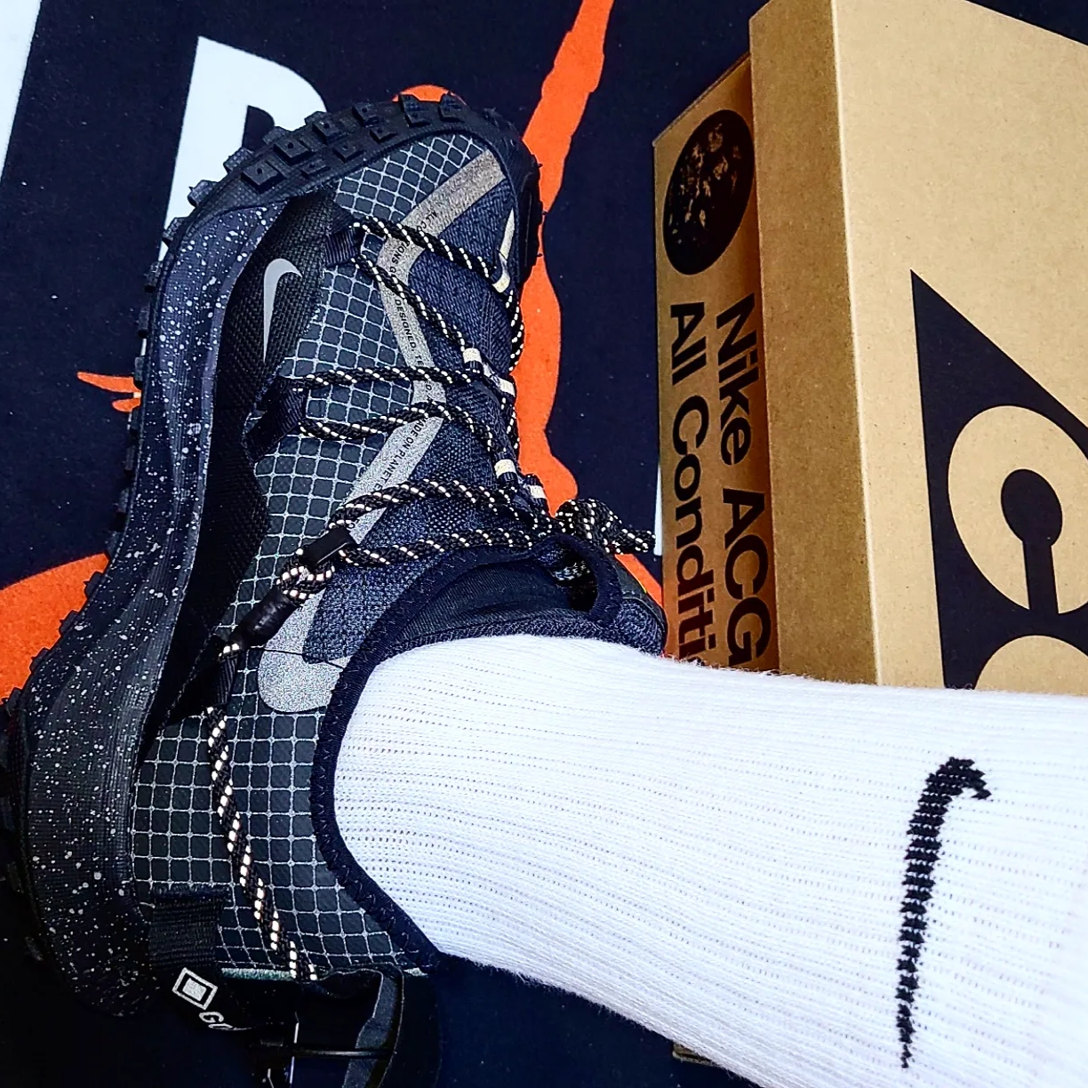 Nike ACG Mountain Fly Low Gore-Tex SE Dark Smoke Grey 착용 스타일 - 2