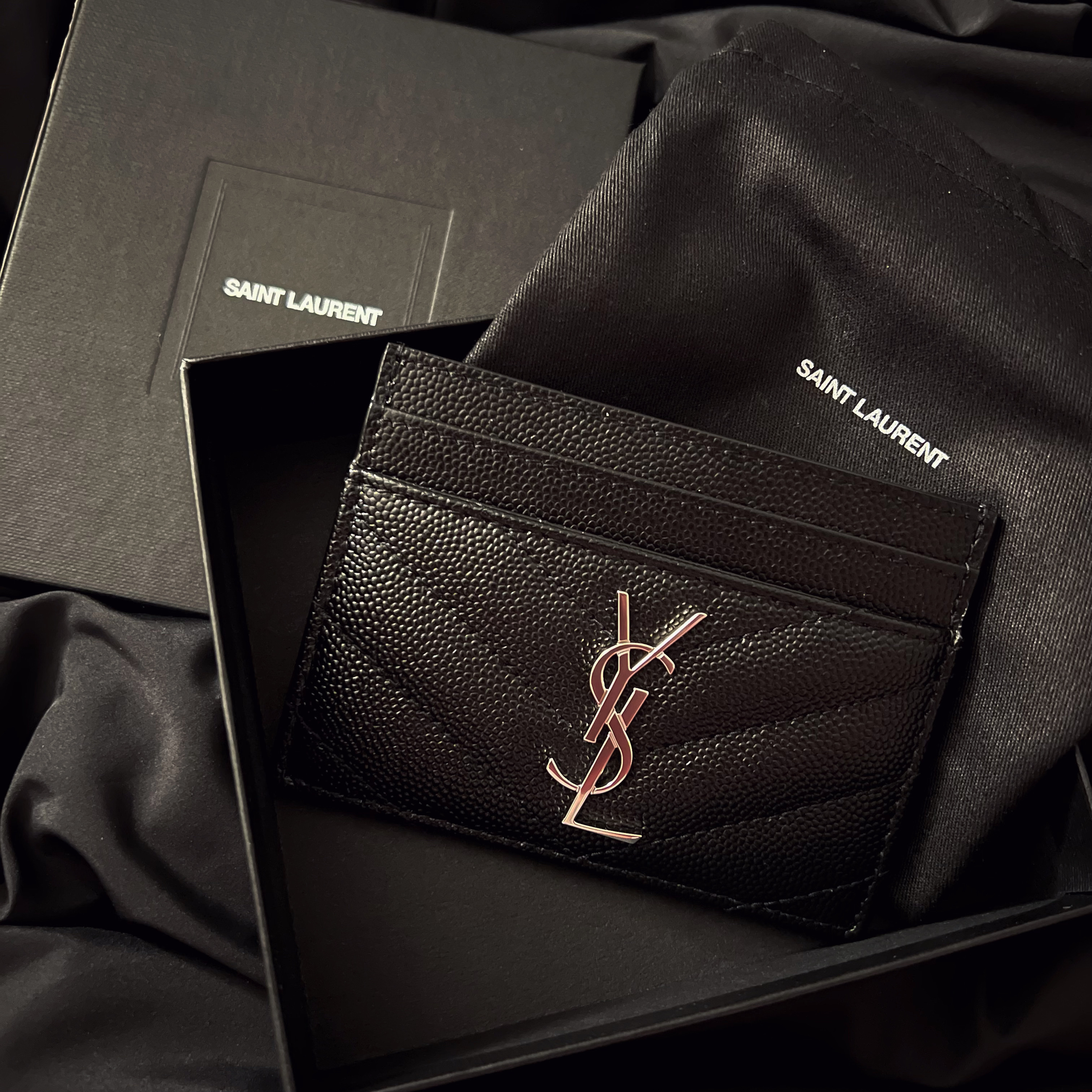 Saint Laurent Cassandre Matelasse Card Case in Grain De Poudre Embossed Leather Black 착용 스타일