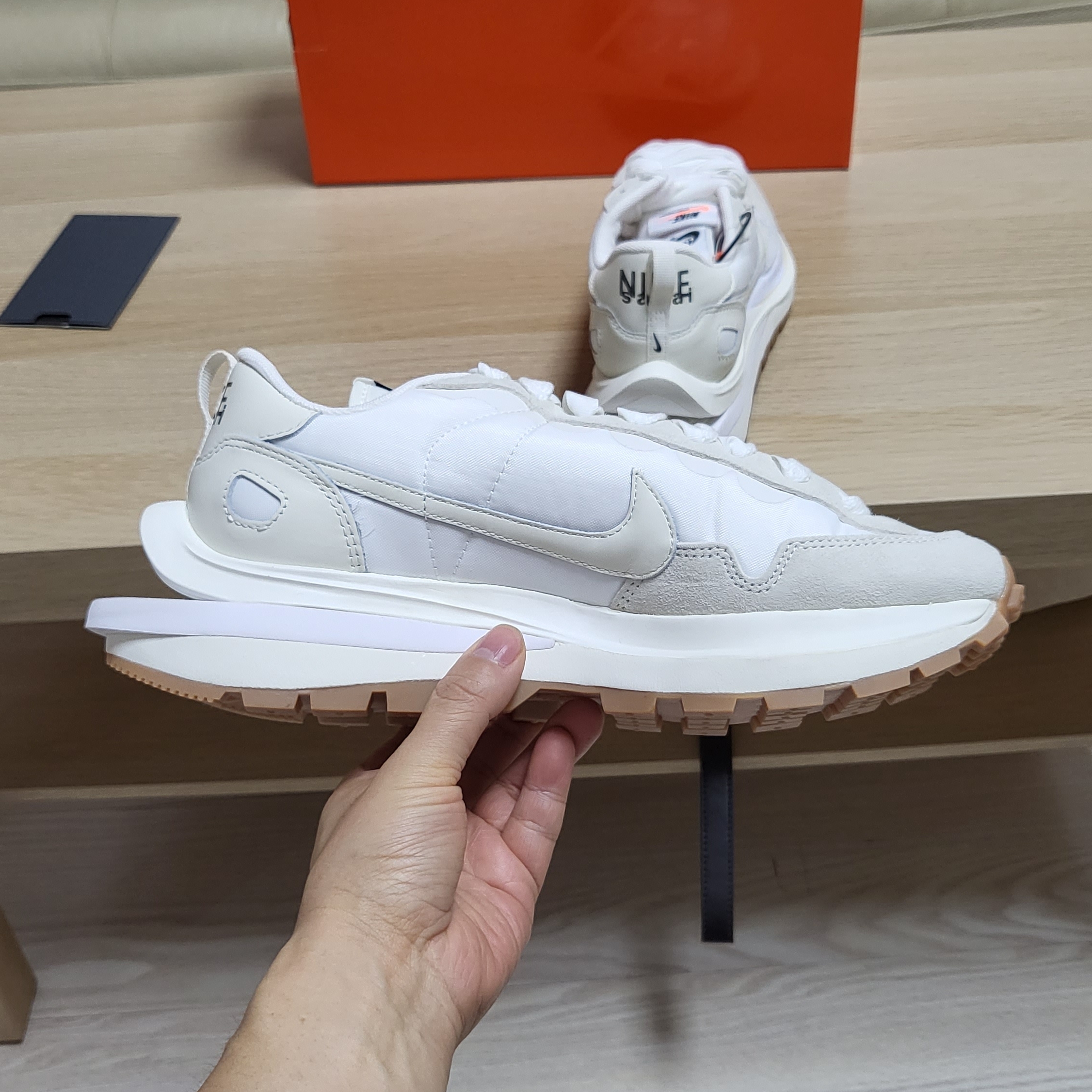 Nike x Sacai VaporWaffle White and Gum 착용 스타일 - 5