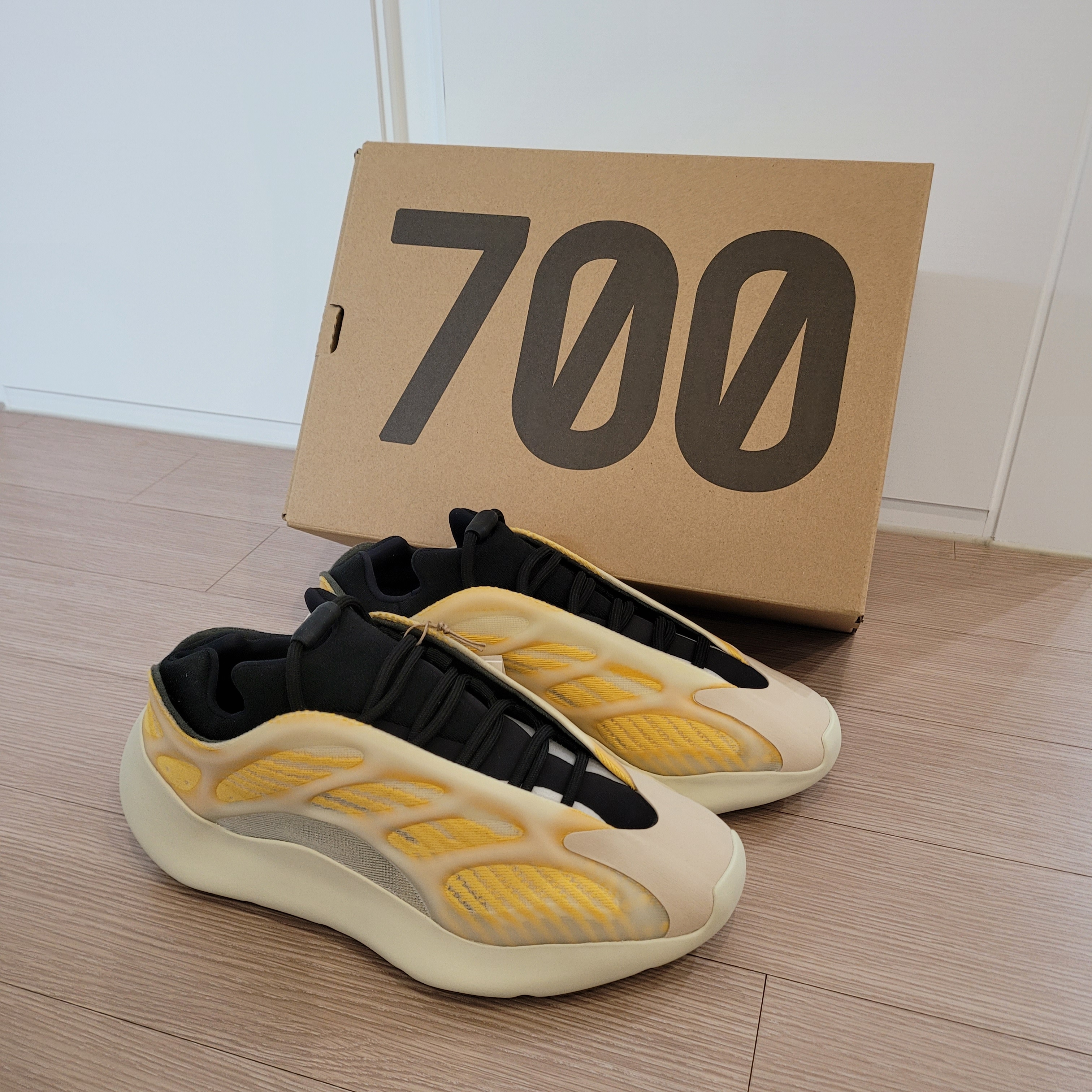 Adidas Yeezy 700 V3 Mono Safflower 착용 스타일