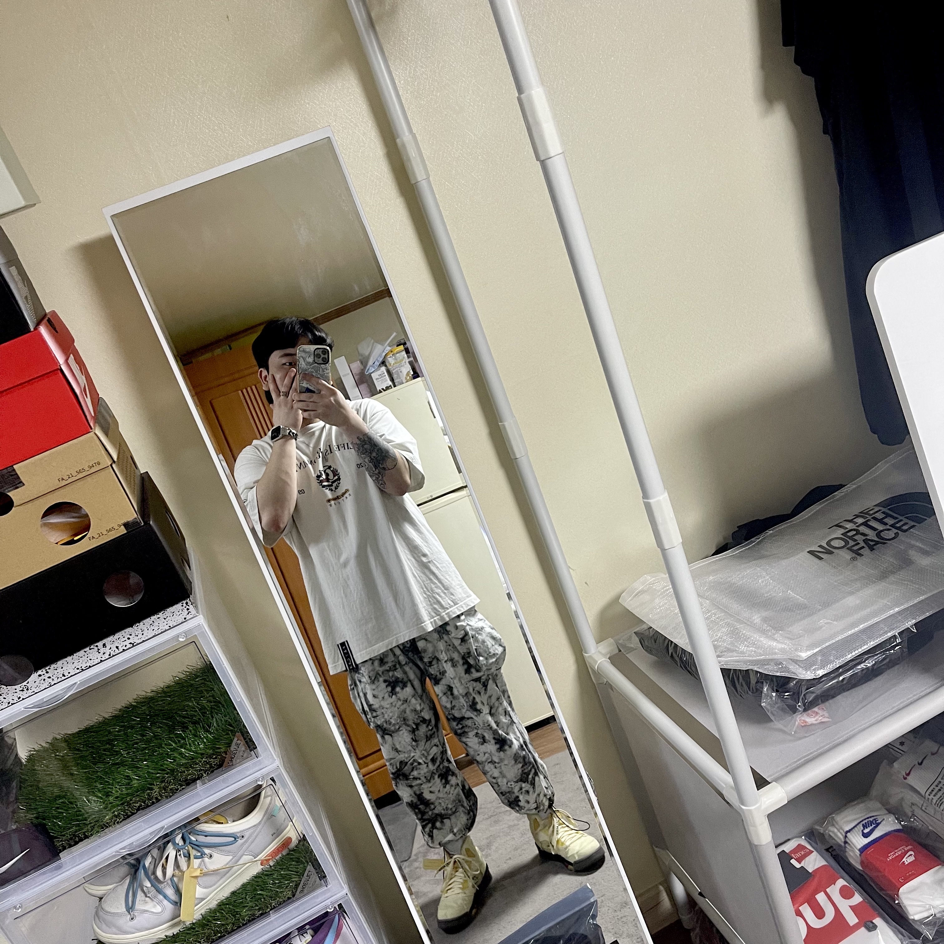 Jordan 5 x Off-White Retro SP Sail Fire Red, Casetify x Ader Error Plastic Impact iPhone Case 착용 스타일
