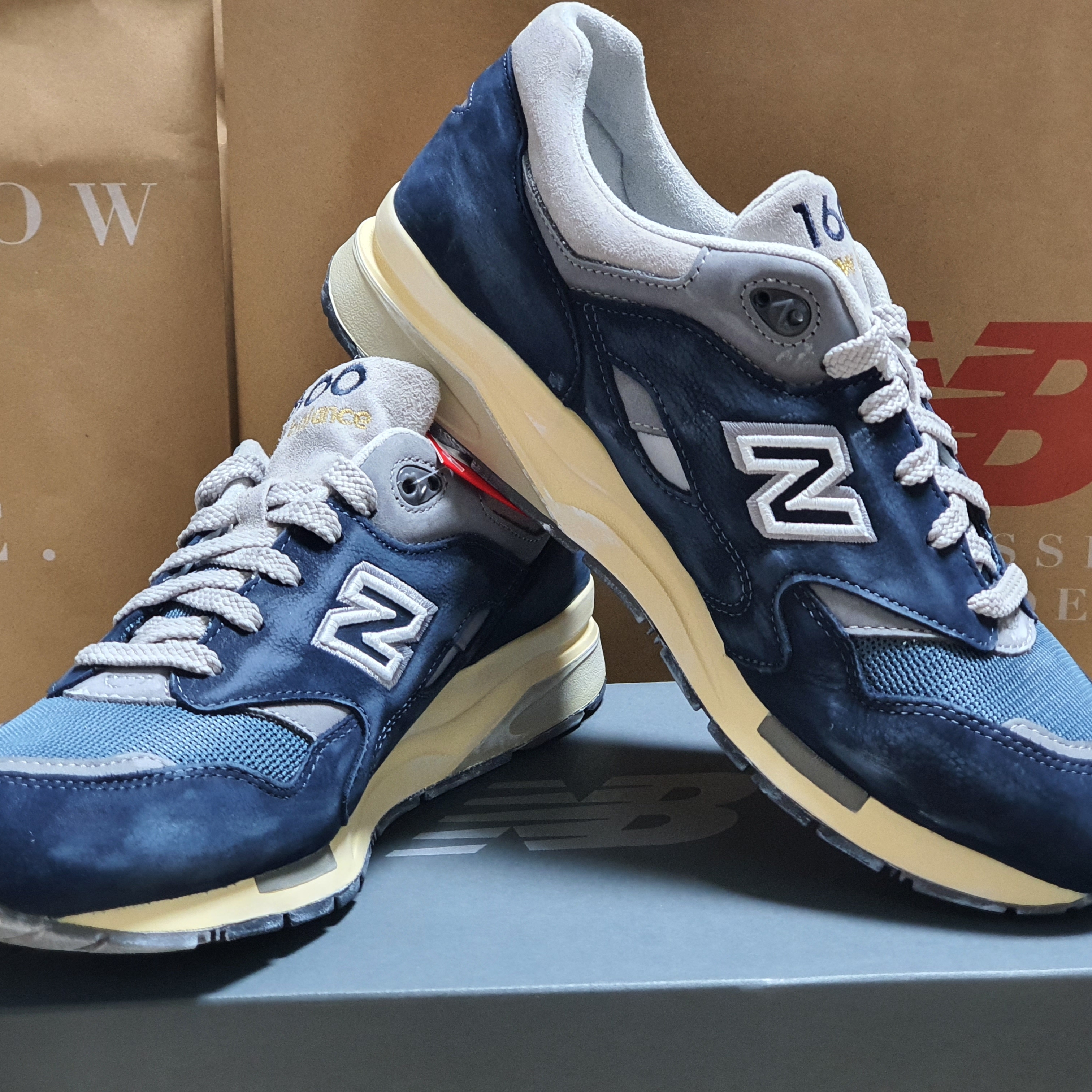 New Balance 1600 Premium Vintage Navy 착용 스타일 - 1