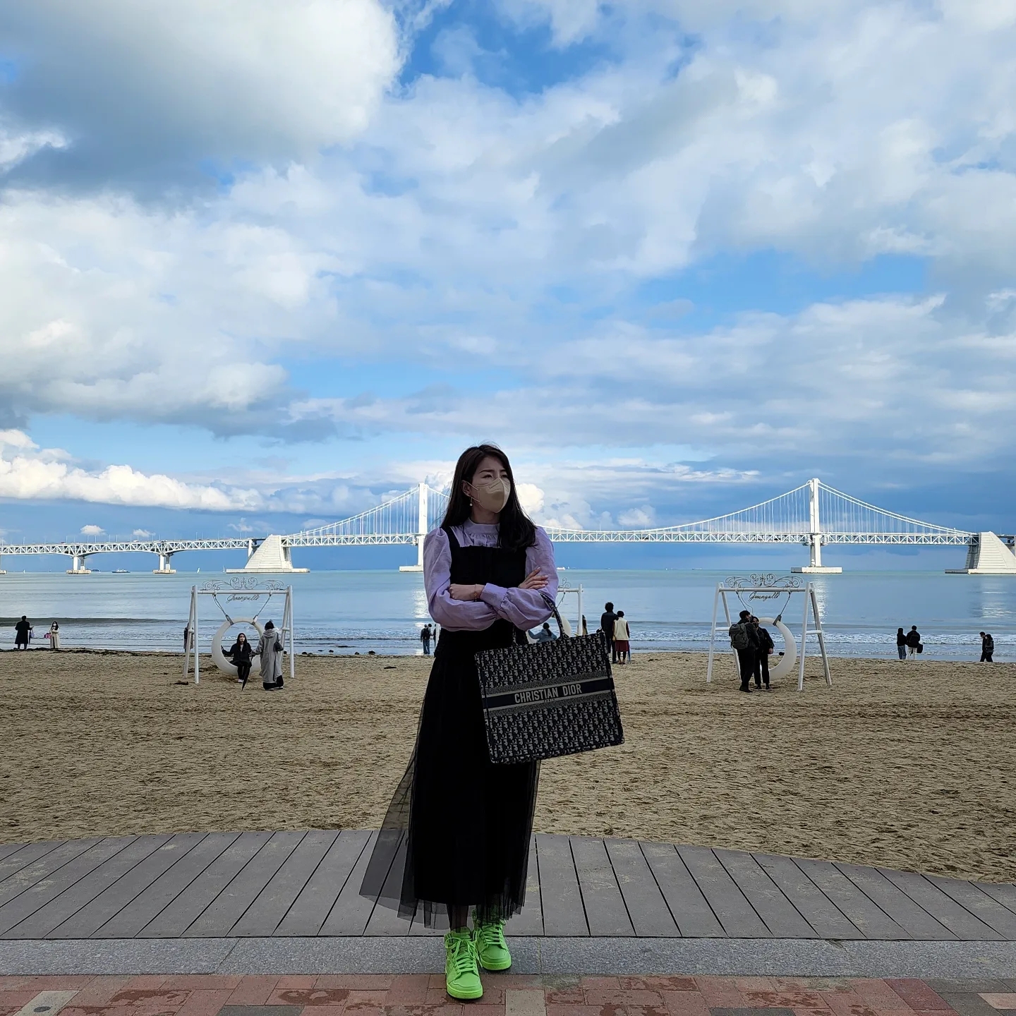 (W) Jordan 1 x Billie Eilish KO SP Lime Green, Dior Large Book Tote Blue Dior Oblique Embroidery 착용 스타일 - 1