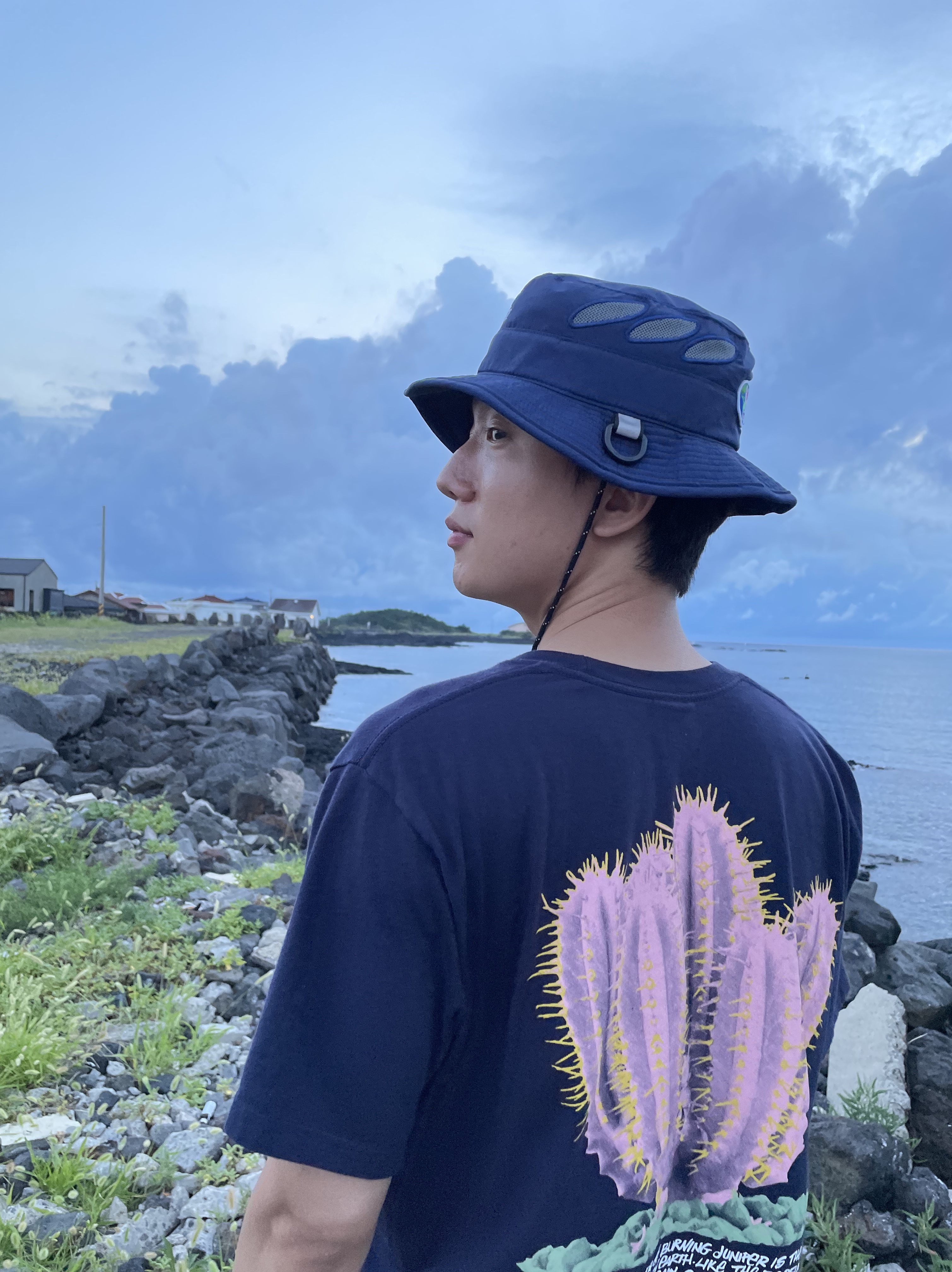 Stussy Desert Bloom T-Shirt Navy, Palace OM Shell Bucket Hat Navy - 21SS 착용 스타일 - 1