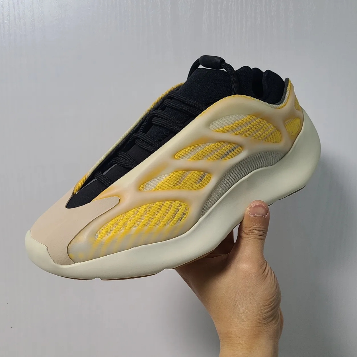 Adidas Yeezy 700 V3 Mono Safflower 착용 스타일 - 2