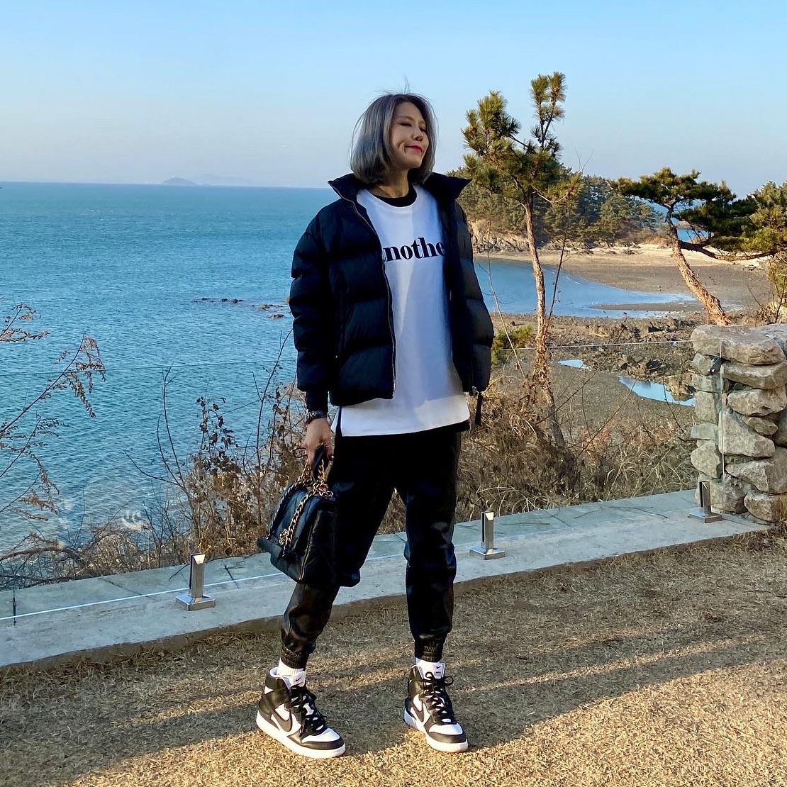 Chanel Large 19 Handbag Lambskin & Gold Black, Nike x Ambush Dunk High Black 착용 스타일