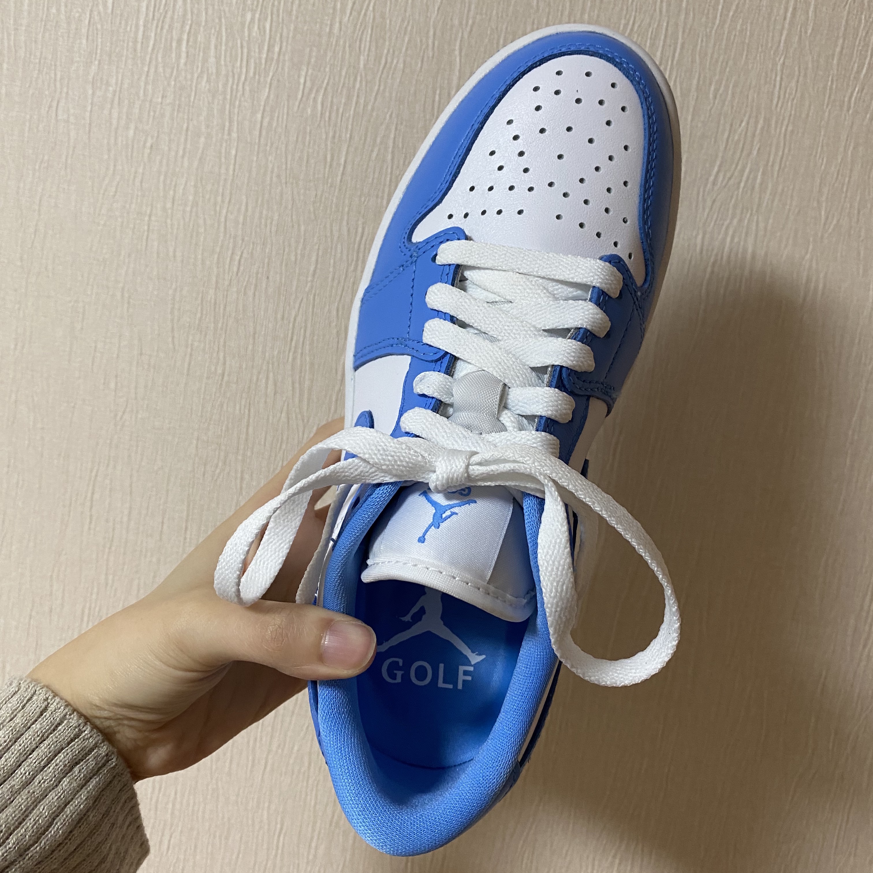 Jordan 1 Low Golf White and University Blue 착용 스타일 - 1