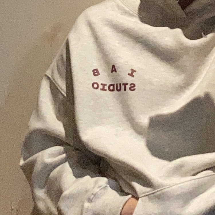 IAB Studio Hoodie Oatmeal Burgundy 착용 스타일 - 1