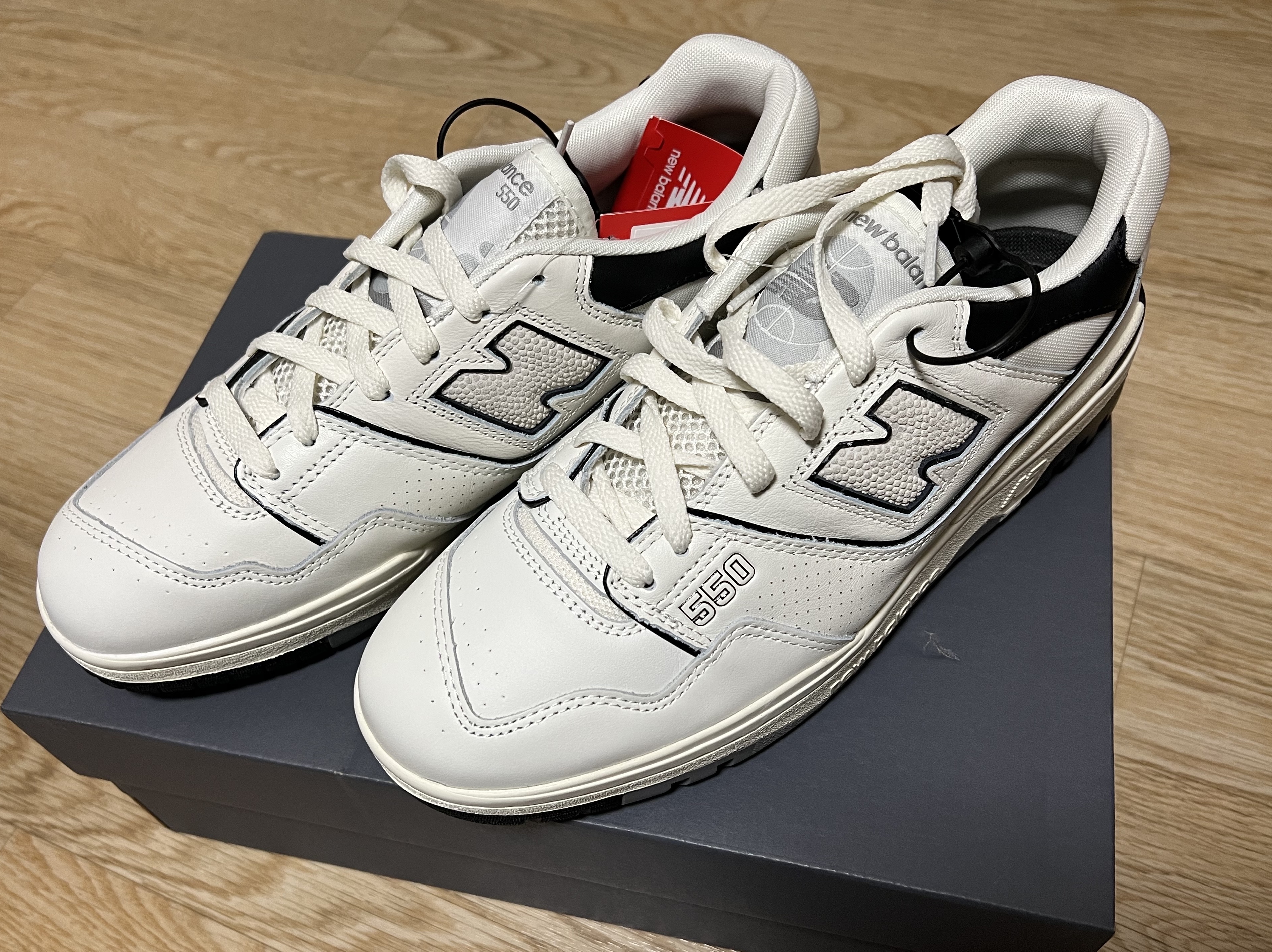 New Balance 550 White Grey - 2E Wide 착용 스타일 - 3