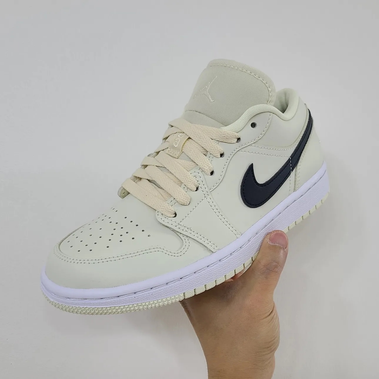 (W) Jordan 1 Low Coconut Milk 착용 스타일 - 1