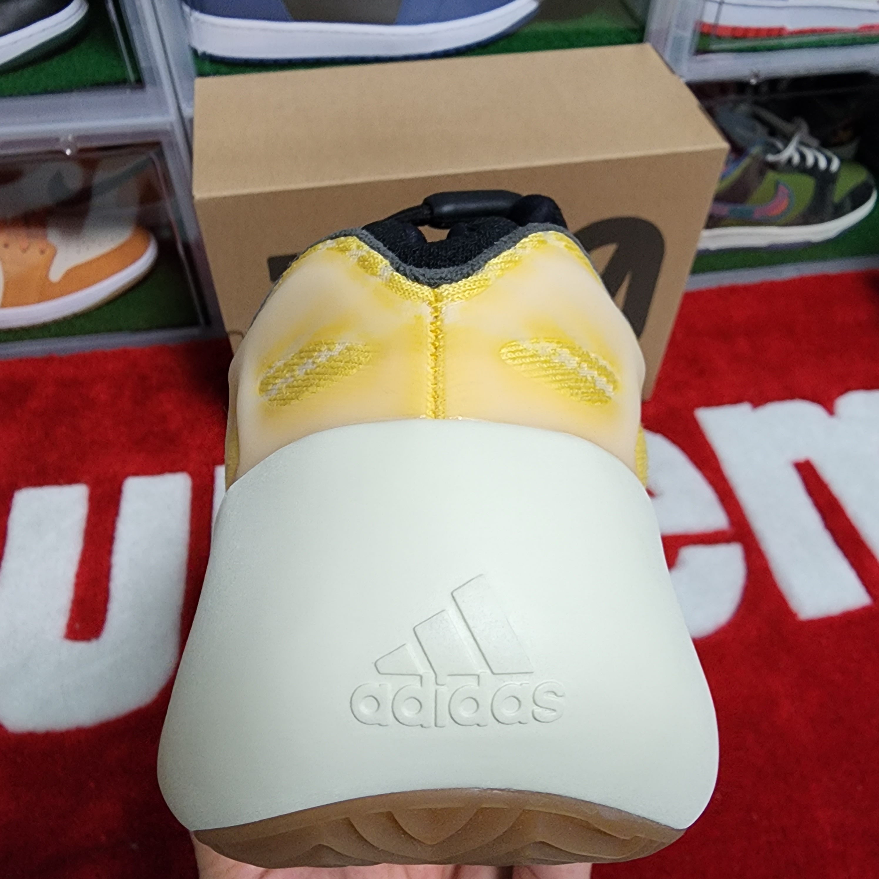 Adidas Yeezy 700 V3 Mono Safflower 착용 스타일 - 4