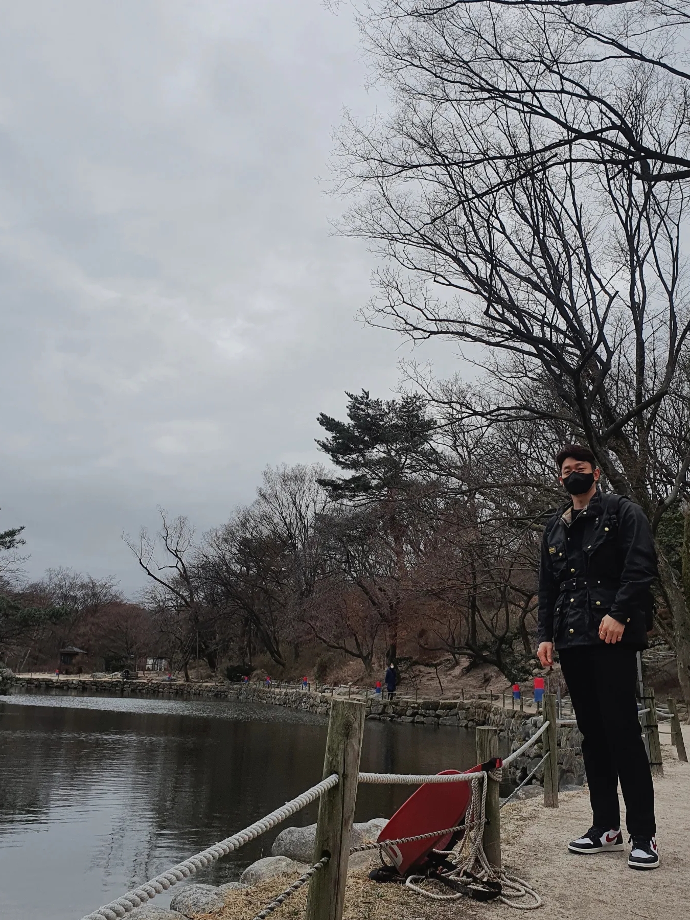 Barbour International Original Wax Jacket Black, Jordan 1 Retro High OG Gym Red 착용 스타일 - 4
