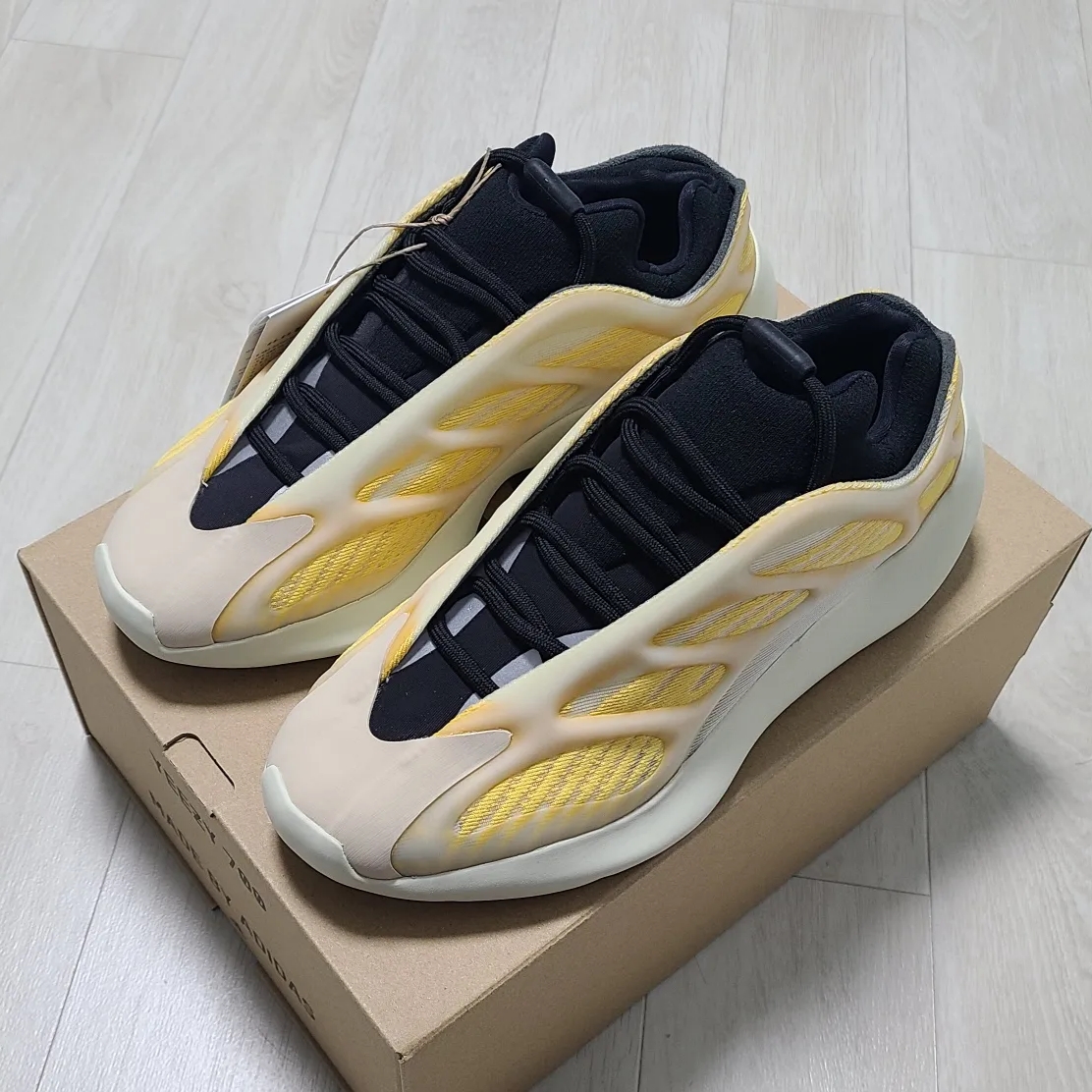 Adidas Yeezy 700 V3 Mono Safflower 착용 스타일 - 4
