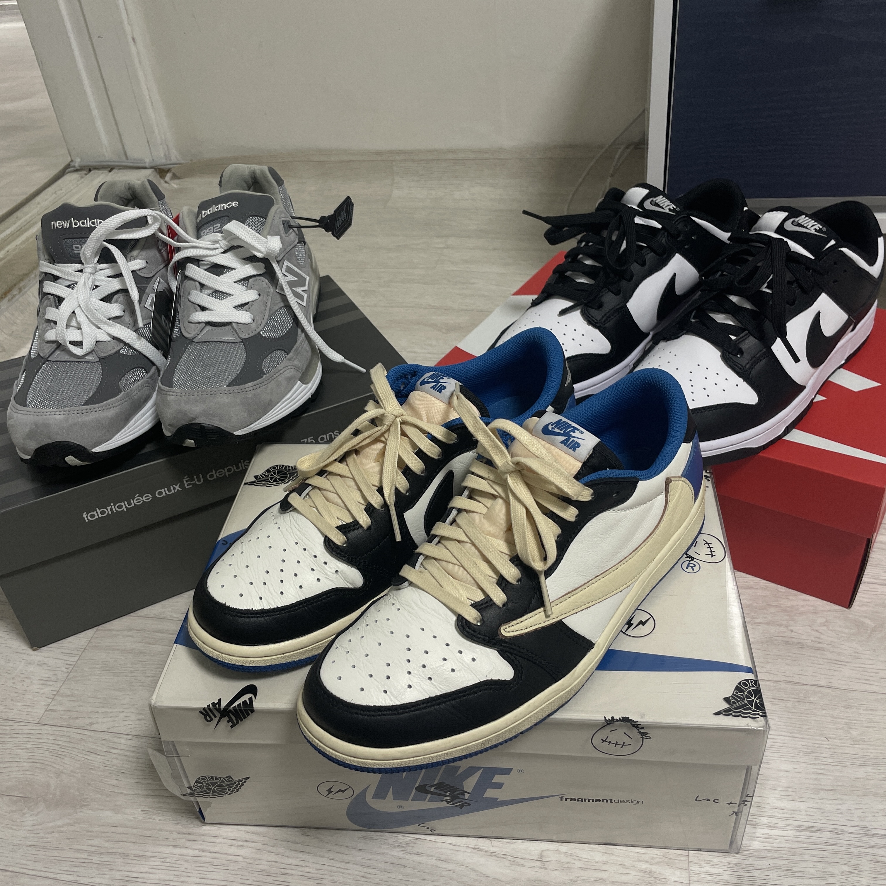 New Balance 992 Made in USA Grey - D Standard, Jordan 1 x Travis Scott x Fragment Retro Low OG SP Military Blue 착용 스타일