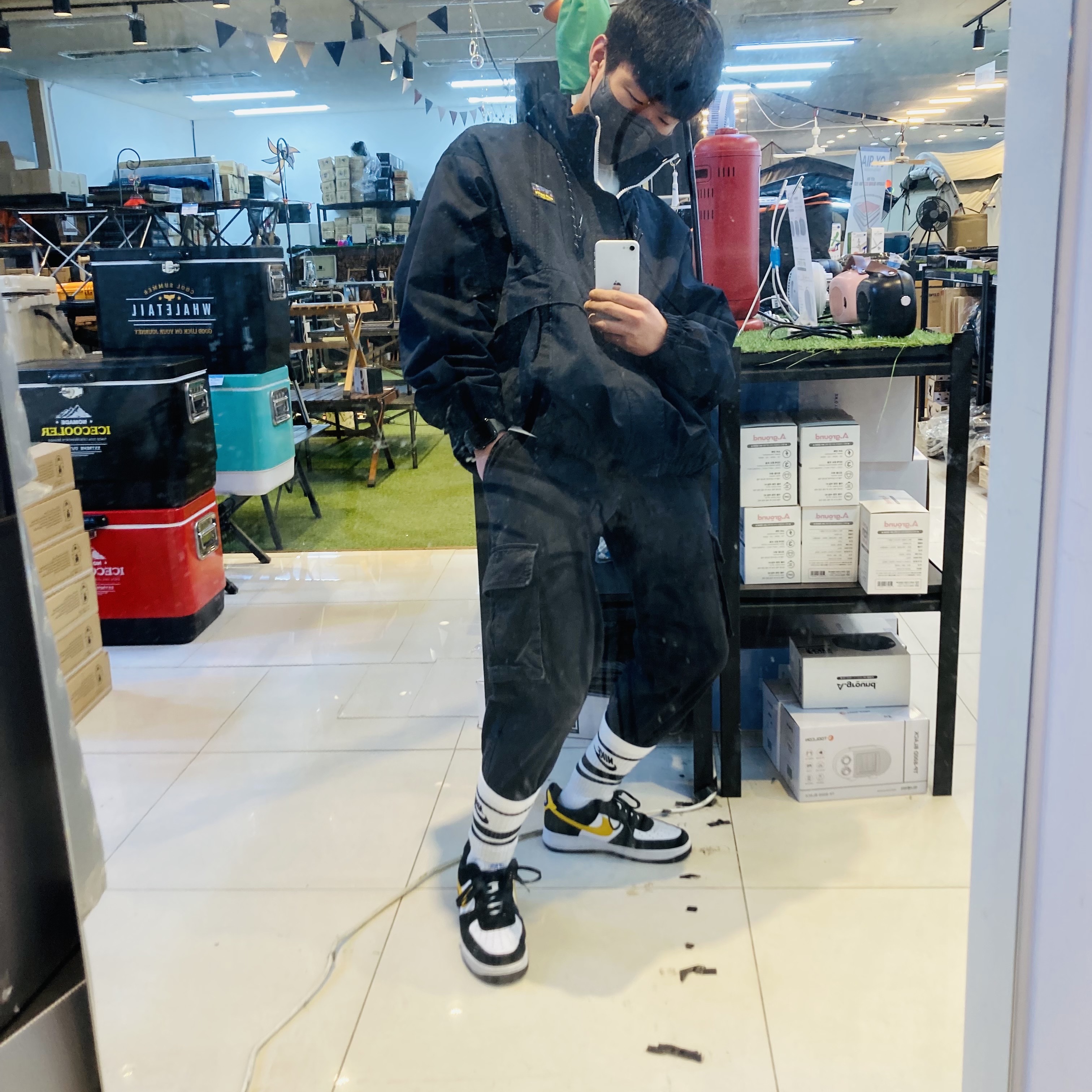 Nike Air Force 1 '07 LV8 Athletic Club Black Dark Sulfur 착용 스타일 - 2