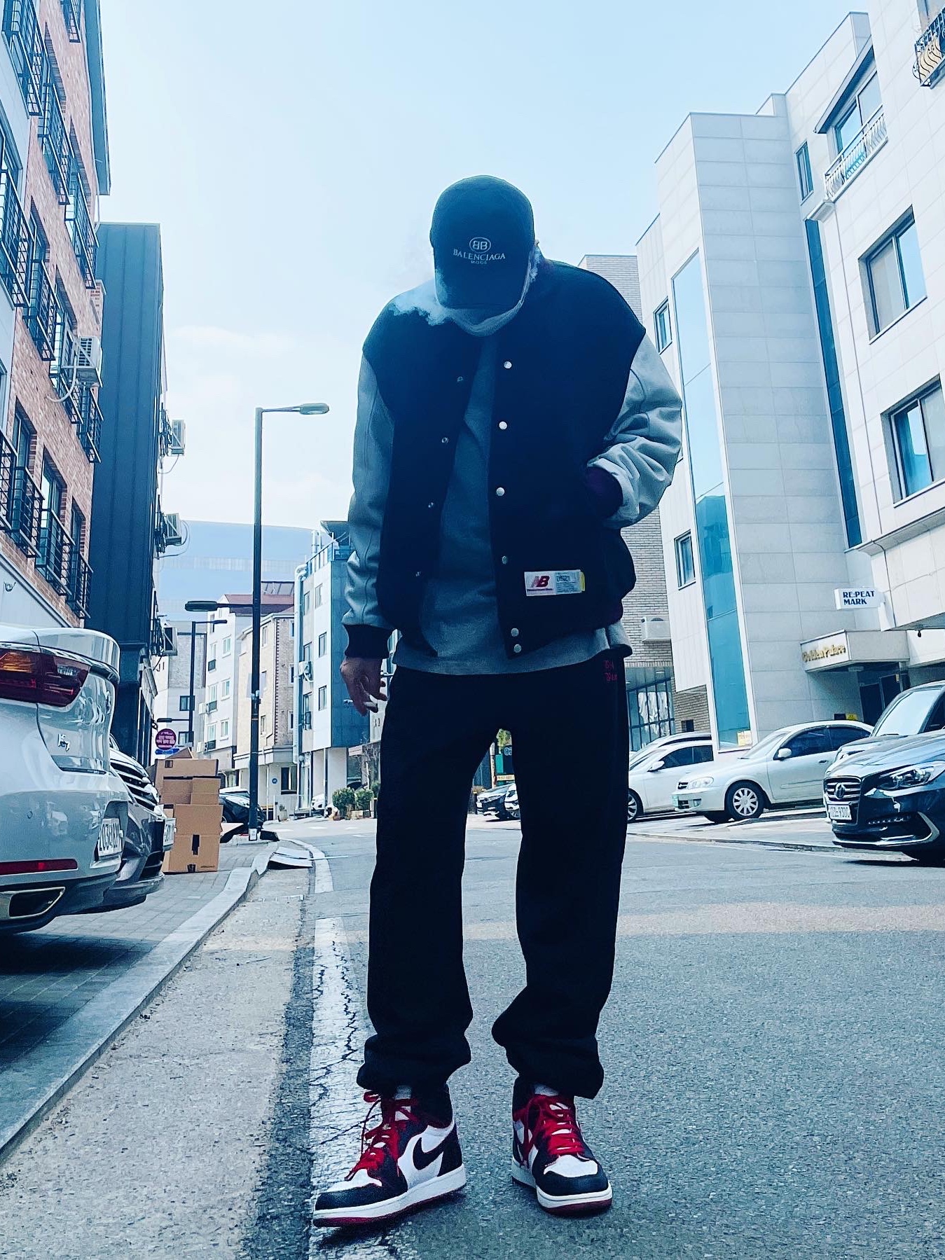 Balenciaga Political Campaign Destroyed Cap Black, New Balance x Thisisneverthat Varsity Jacket Charcoal 착용 스타일