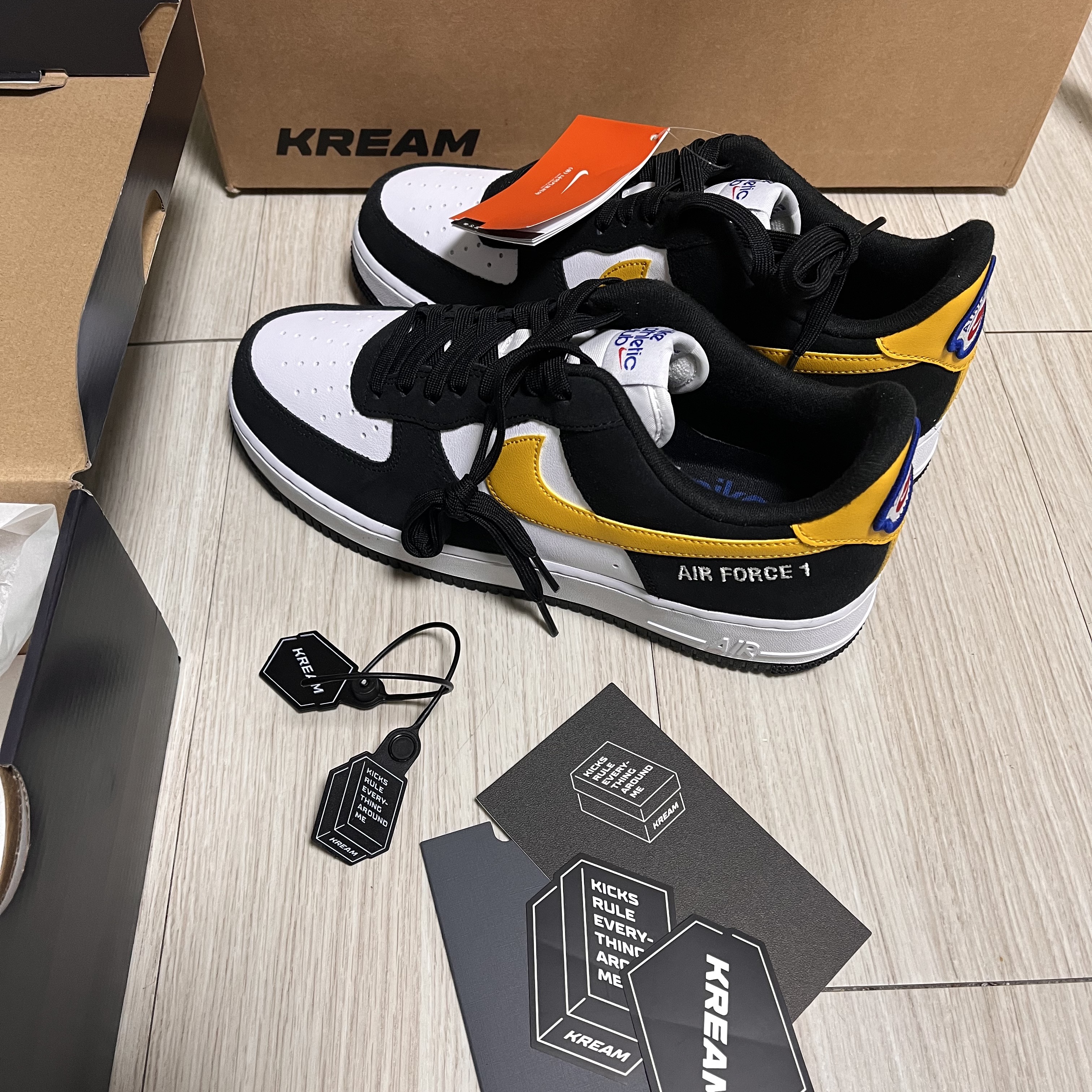 Nike Air Force 1 '07 LV8 Athletic Club Black Dark Sulfur 착용 스타일 - 3