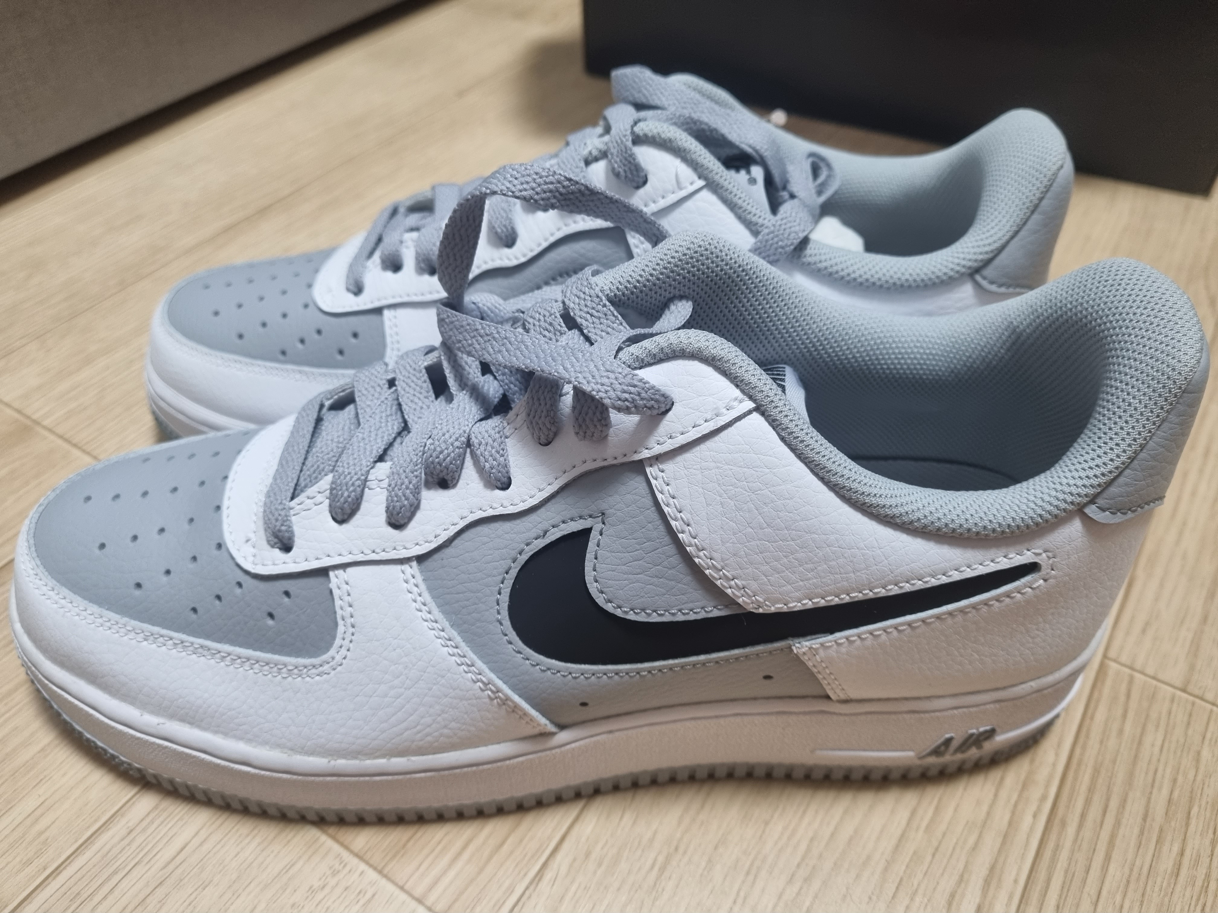 Nike Air Force 1 '07 Cut Out Swoosh Cool Grey 착용 스타일