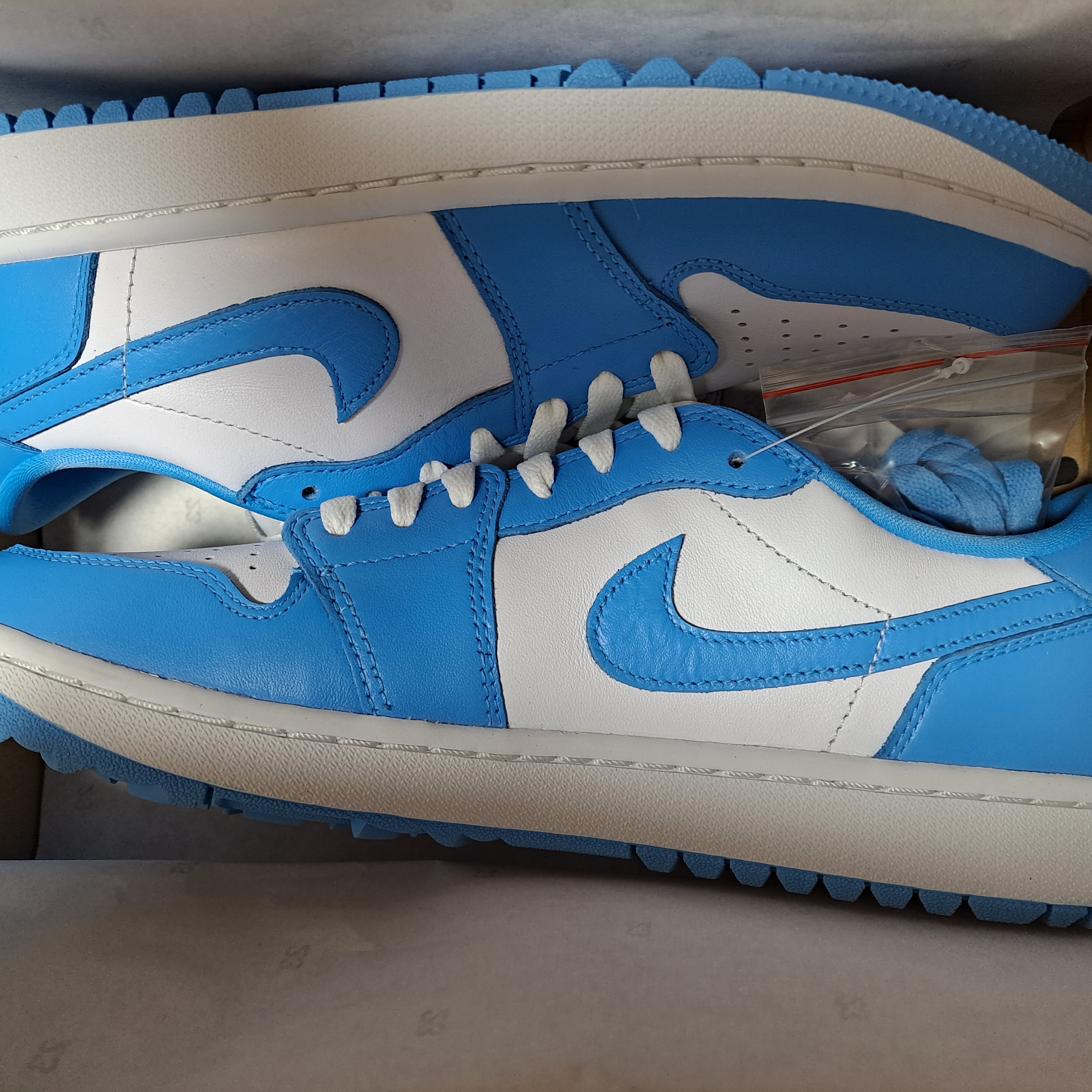 Jordan 1 Low Golf White and University Blue 착용 스타일 - 3